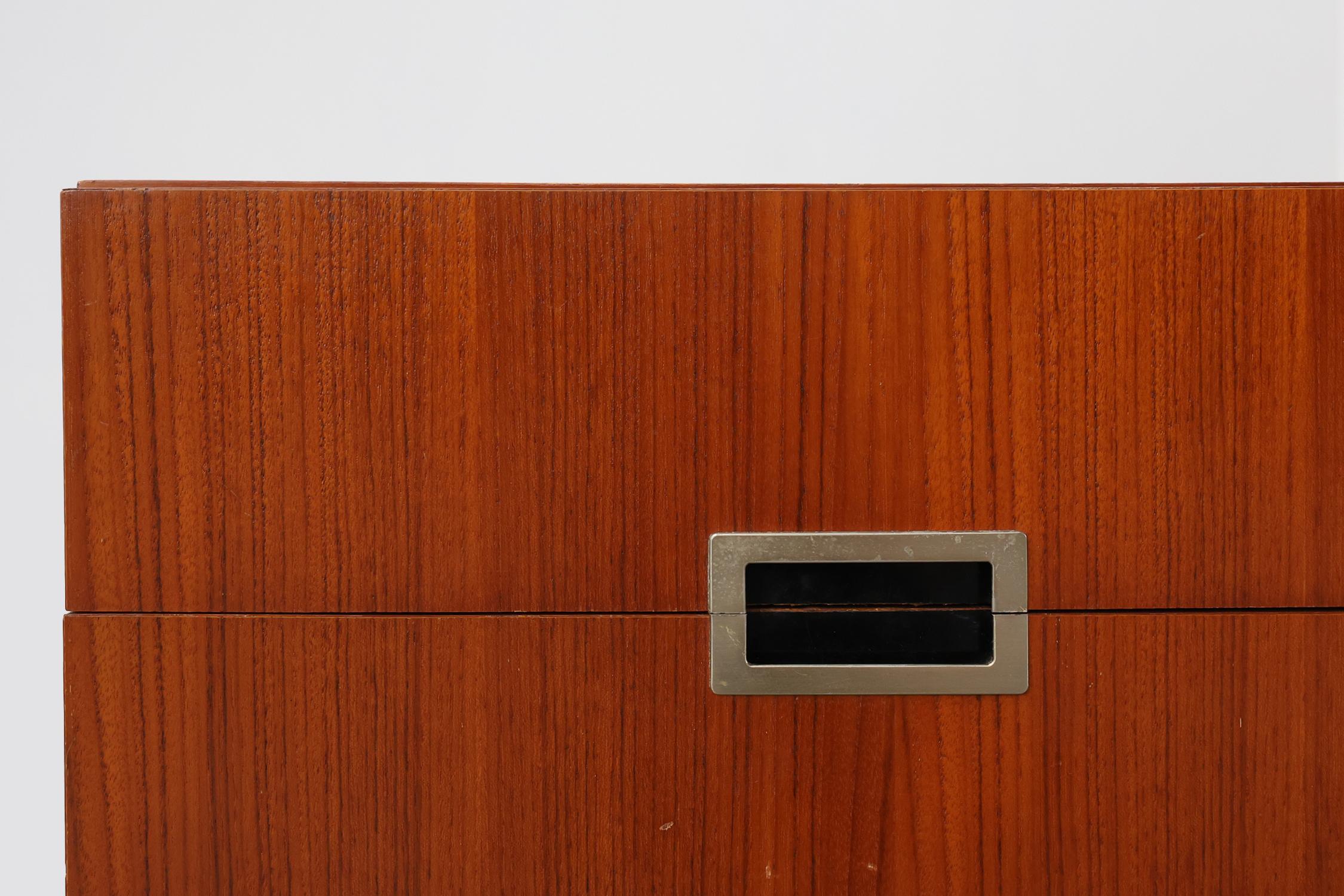 Belga Comodino vintage in impiallacciatura di teak con 2 cassetti, Belgio, anni '50 in vendita