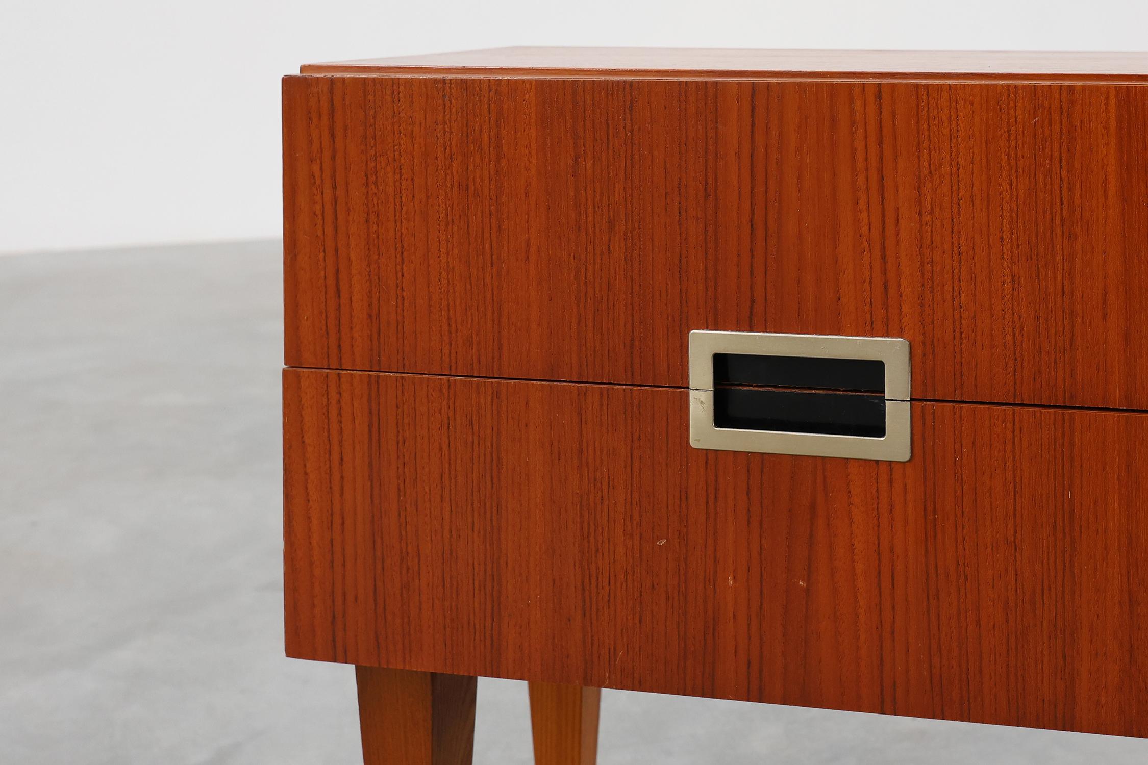 Impiallacciato Comodino vintage in impiallacciatura di teak con 2 cassetti, Belgio, anni '50 in vendita