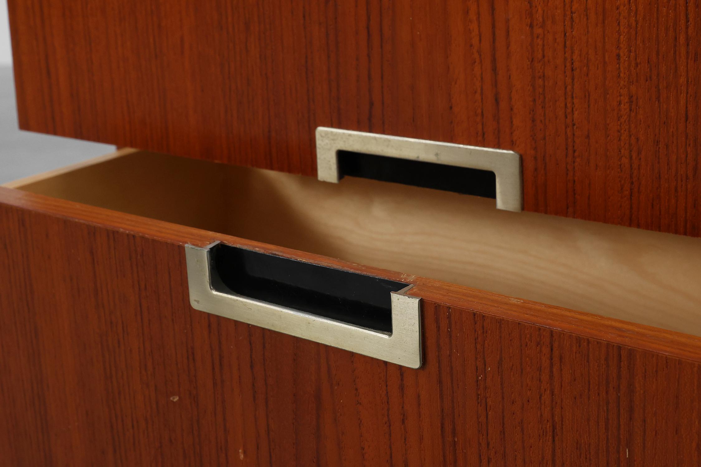 Comodino vintage in impiallacciatura di teak con 2 cassetti, Belgio, anni '50 In condizioni buone in vendita a Meulebeke, BE