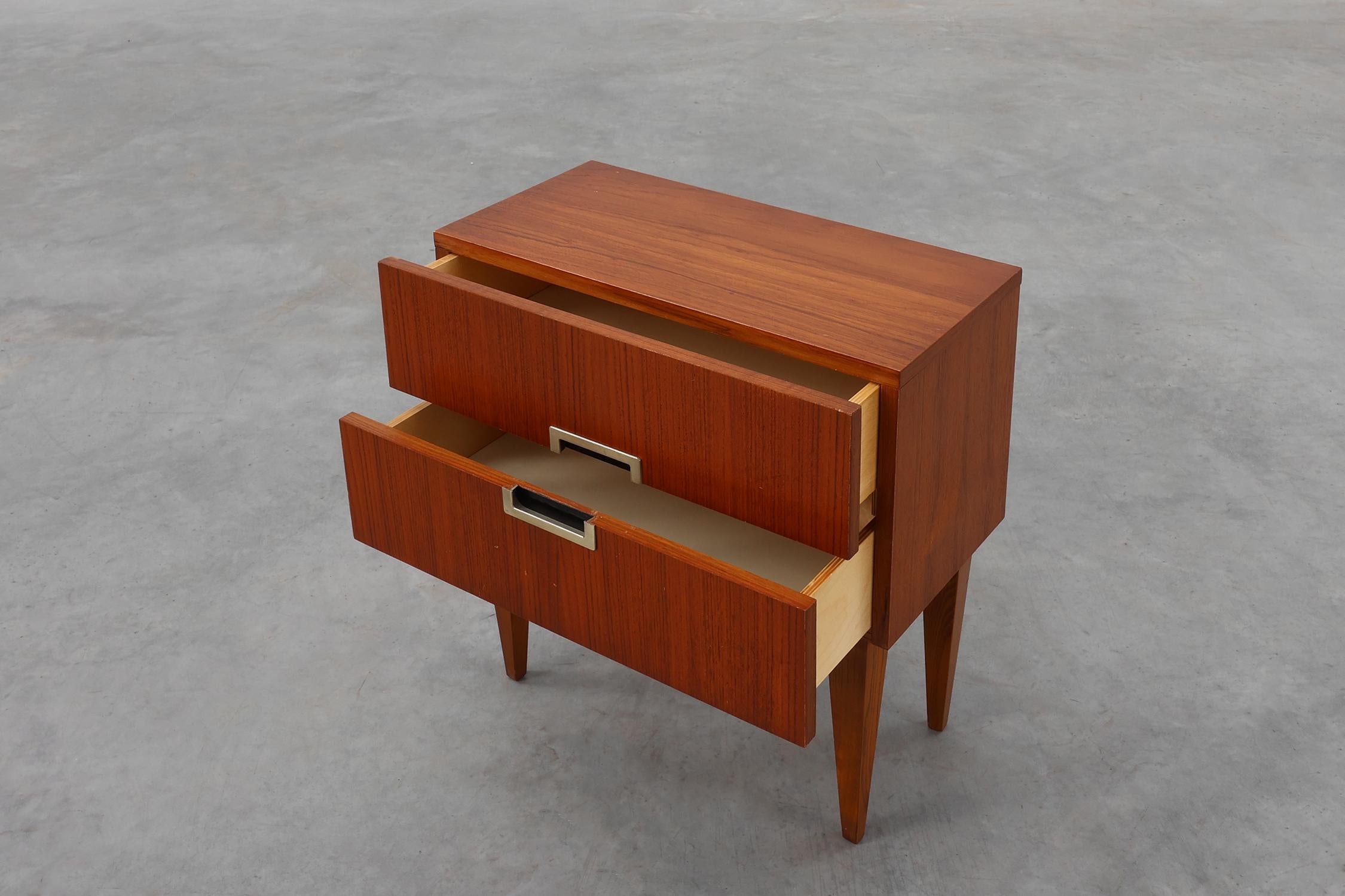 Metà XX secolo Comodino vintage in impiallacciatura di teak con 2 cassetti, Belgio, anni '50 in vendita
