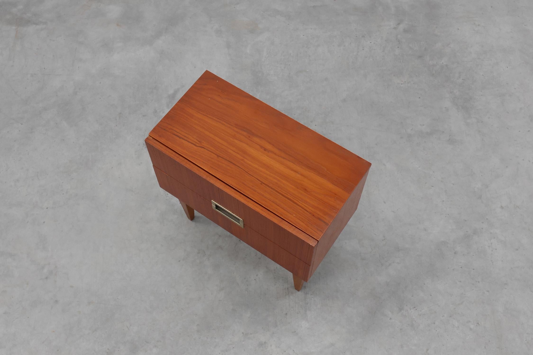 Teak Comodino vintage in impiallacciatura di teak con 2 cassetti, Belgio, anni '50 in vendita