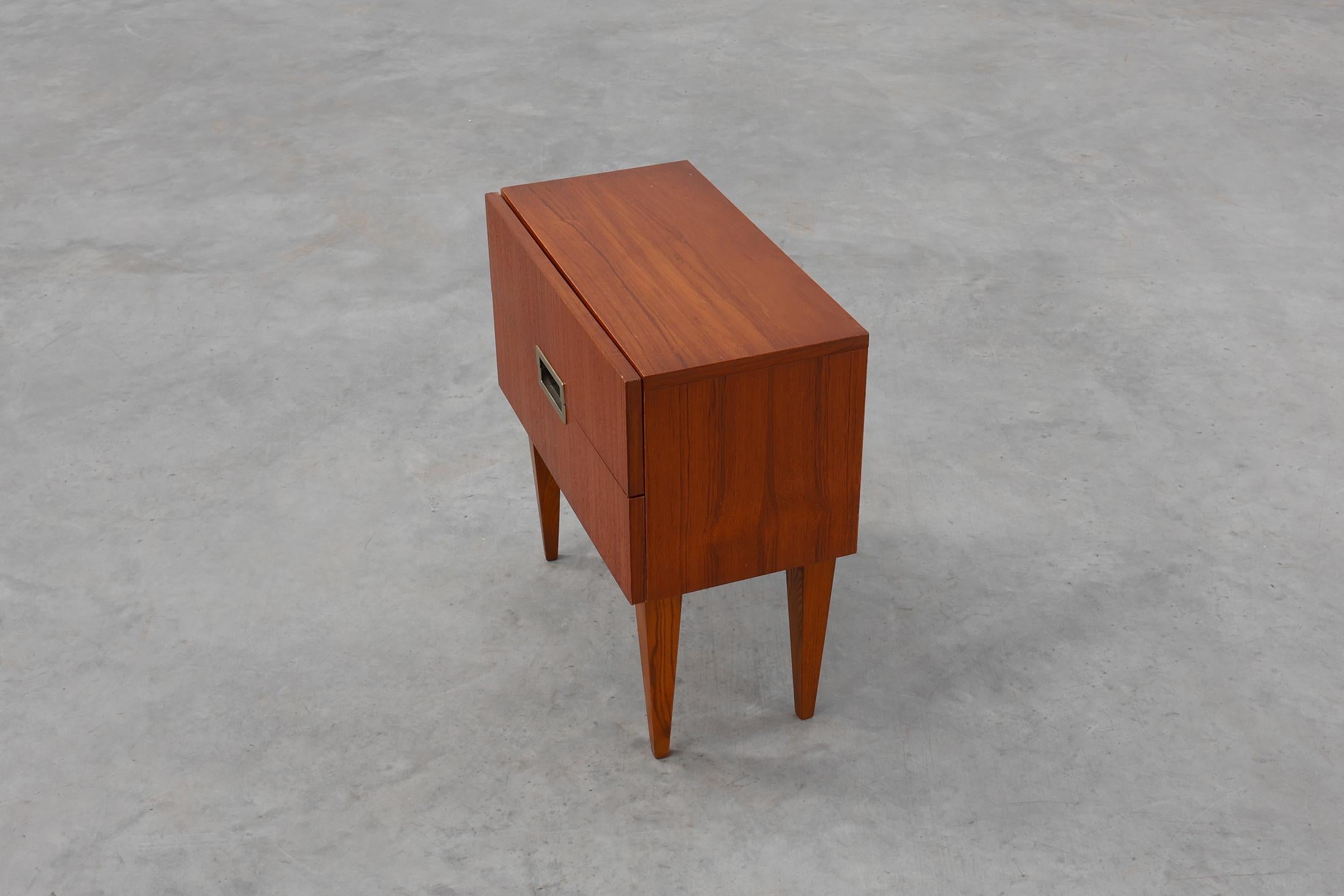 Comodino vintage in impiallacciatura di teak con 2 cassetti, Belgio, anni '50 in vendita 1
