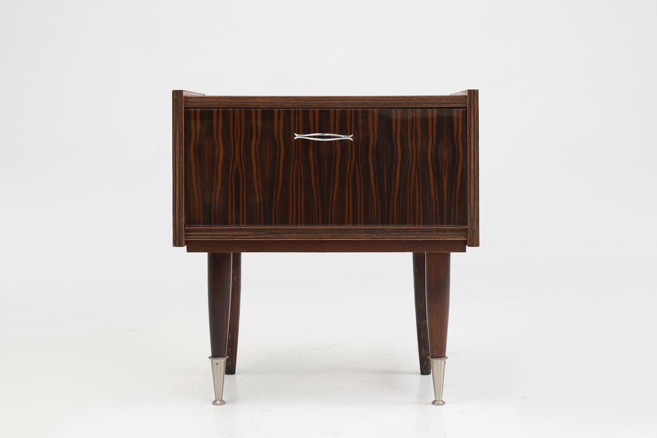 Vintage-Nachttisch aus Holz mit verchromten Details, Belgien 1960er Jahre im Angebot 4