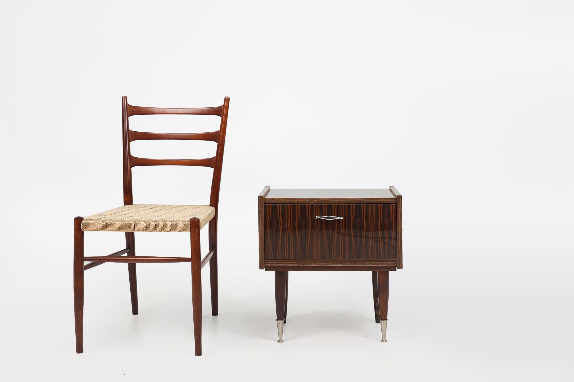 Belgien  / 1960 / Nachttisch / Holz / Mitte des Jahrhunderts / Vintage

Ein charmanter Nachttisch oder Nachttisch aus den 1960er Jahren, Belgien. Dieser kleine Holzschrank mit dekorativer Oberfläche hat eine Tür und elegante hohe Beine.

Der
