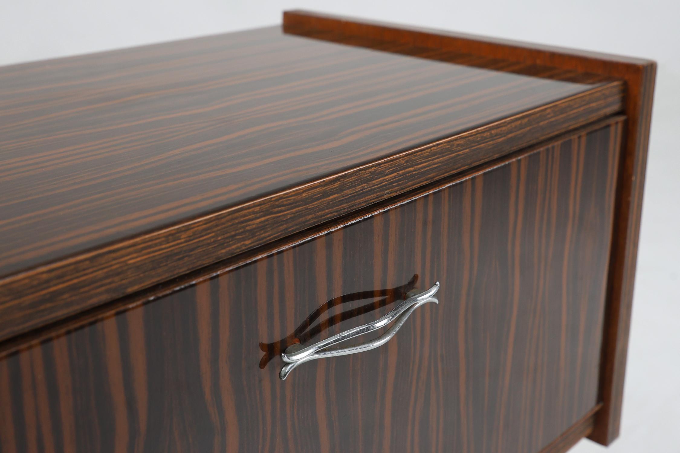 Vintage-Nachttisch aus Holz mit verchromten Details, Belgien 1960er Jahre (Moderne der Mitte des Jahrhunderts) im Angebot