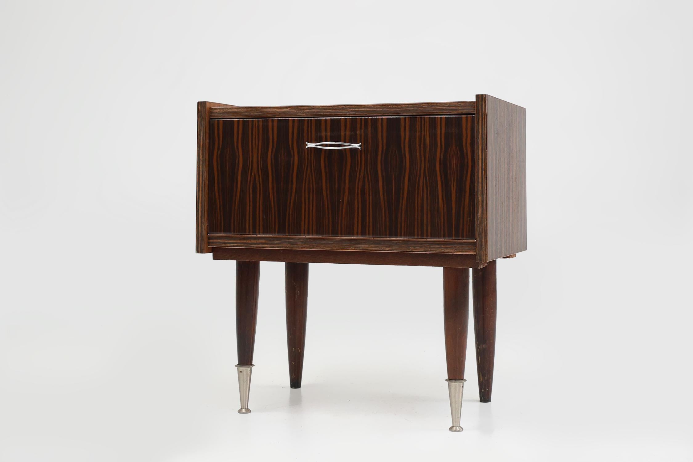 Vintage-Nachttisch aus Holz mit verchromten Details, Belgien 1960er Jahre (Belgisch) im Angebot