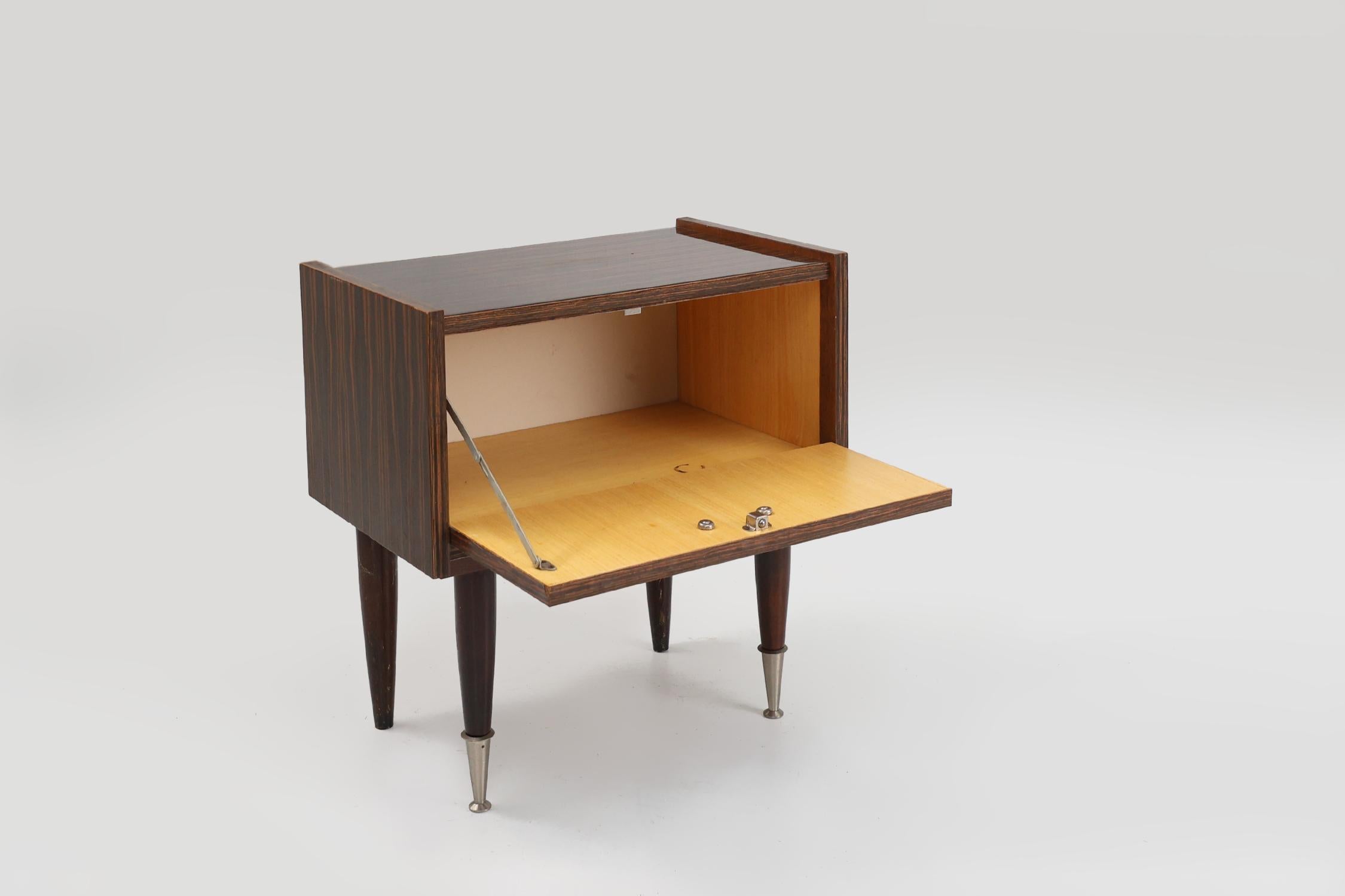 Vintage-Nachttisch aus Holz mit verchromten Details, Belgien 1960er Jahre im Zustand „Gut“ im Angebot in Meulebeke, BE