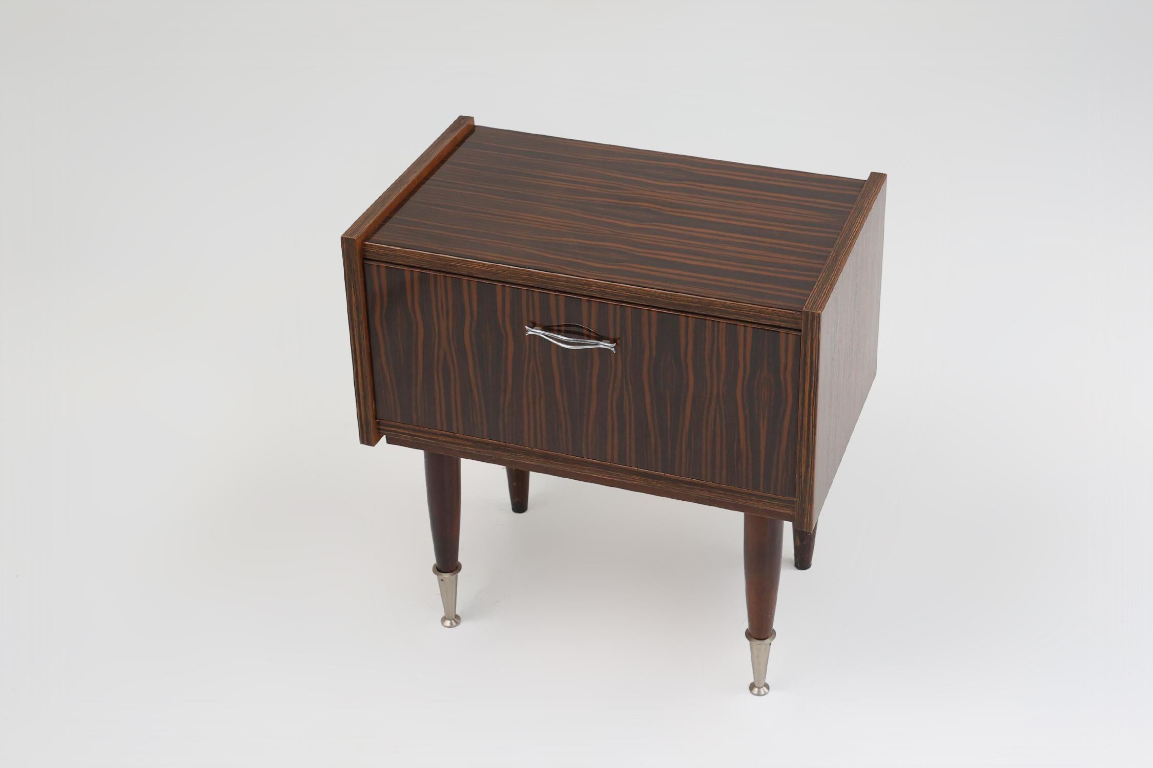 Vintage-Nachttisch aus Holz mit verchromten Details, Belgien 1960er Jahre im Angebot 1