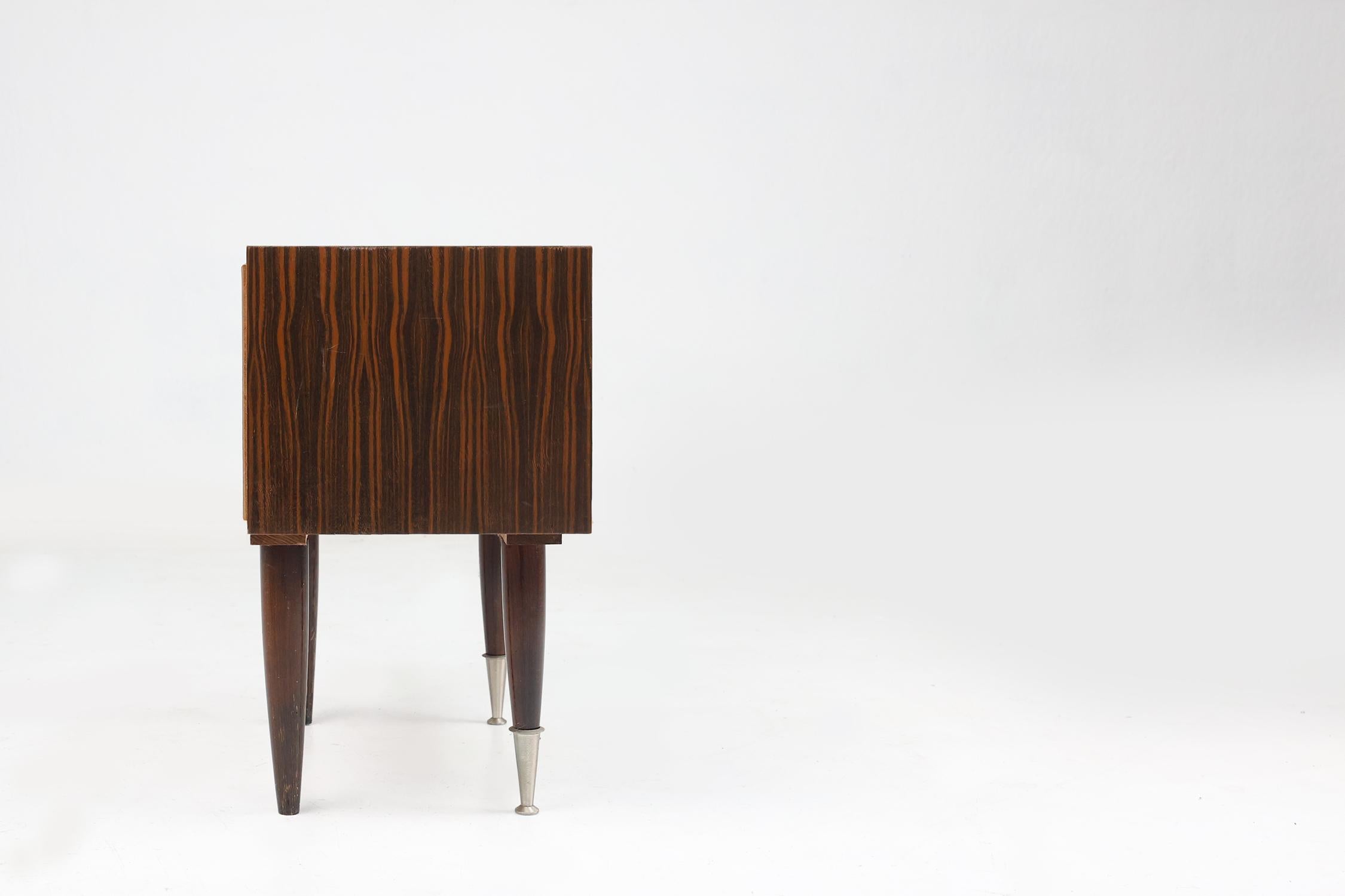 Vintage-Nachttisch aus Holz mit verchromten Details, Belgien 1960er Jahre im Angebot 2