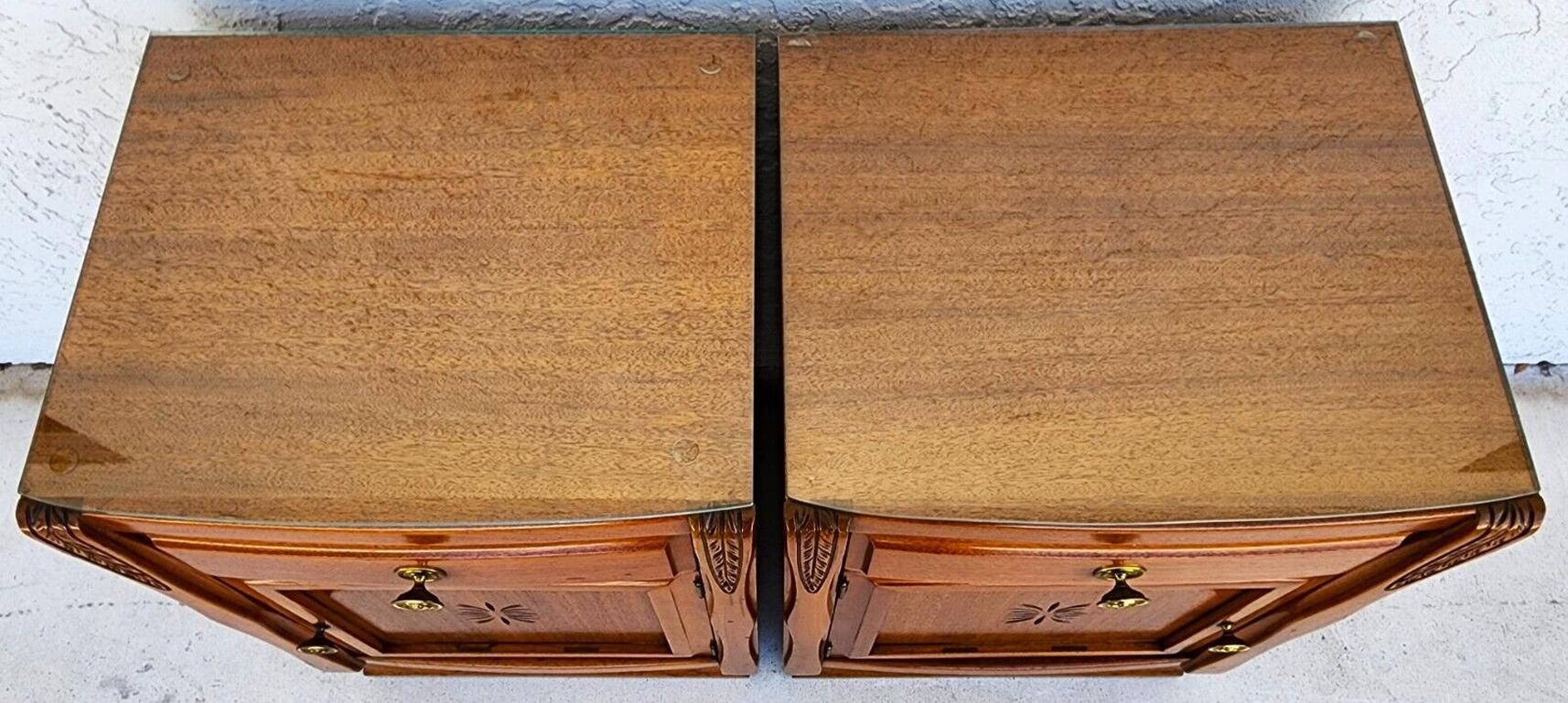Verre Tables de nuit vintage en bois massif avec plateau en verre 1960s en vente