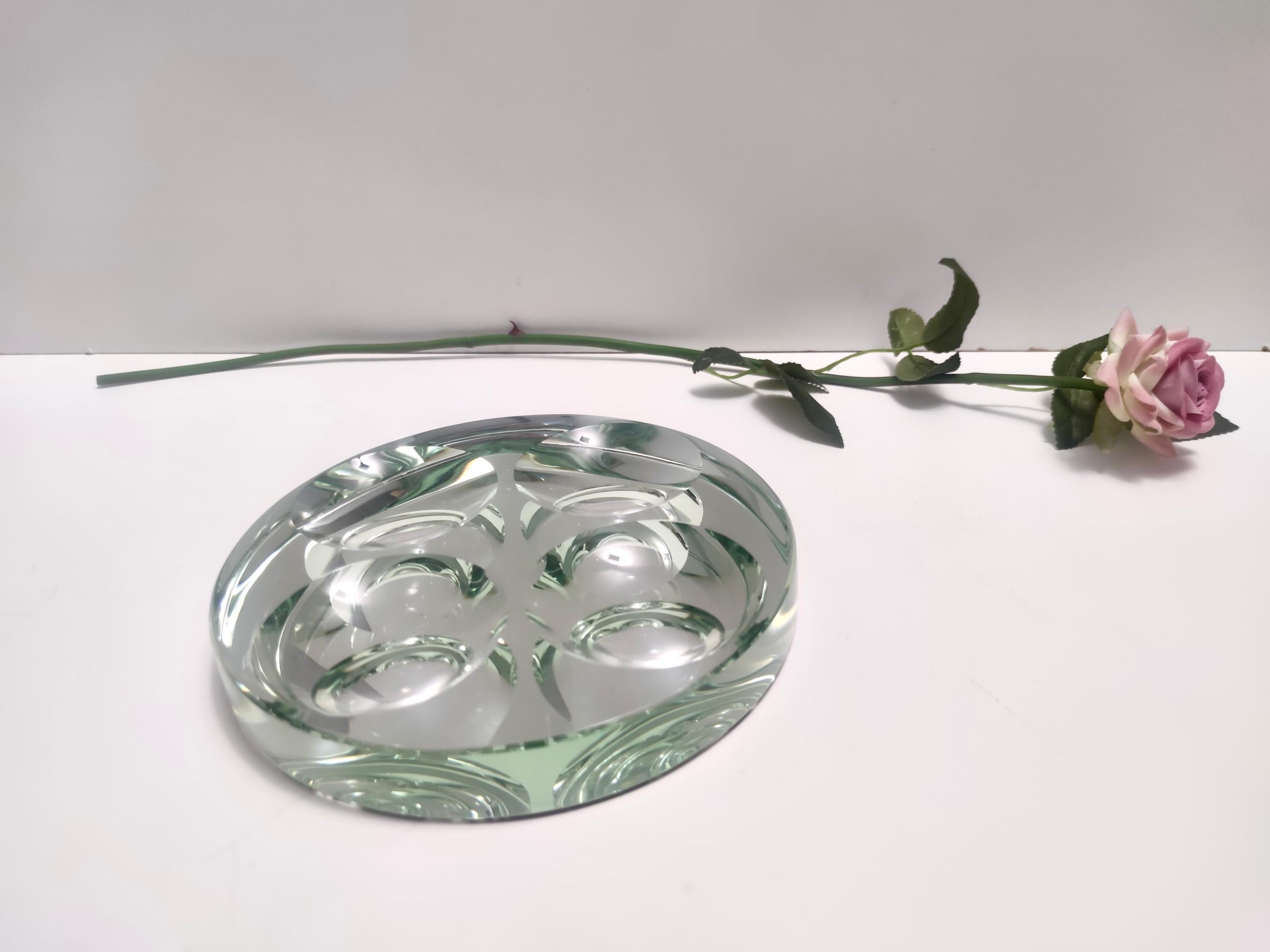 Fabriqué en Italie, années 1950. 
Ce vide-poche / cendrier est réalisé en verre dépoli vert du Nil de 3 cm d'épaisseur. 
Il s'agit d'une pièce vintage, qui peut donc présenter de légères traces d'utilisation, mais qui peut être considérée comme