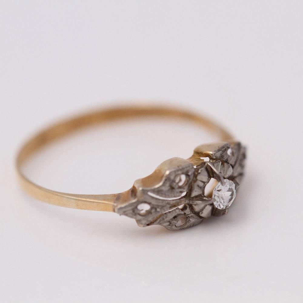 Belle Époque 1920's ring for girl or woman  5x Diamonds in antique cut and 1x Brilliant with a weight approx. 0,04cts.  Size 8  18kt Yellow Gold and 950 Platinum  0,82 grams.  Ref.:D359567JC  Original second hand antique product  Ref.:D359567JC