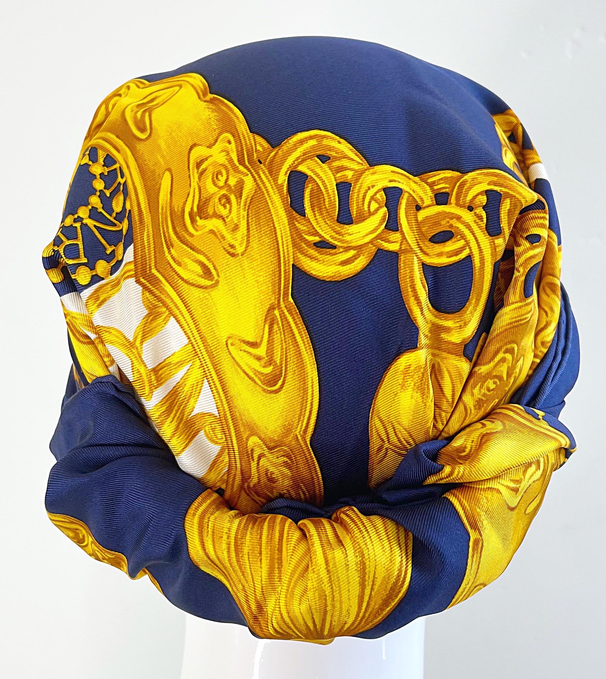 Nina Ricci Charm-Armband Marineblau + Gold Großer Seidenschal 34 x 34 im Angebot 10