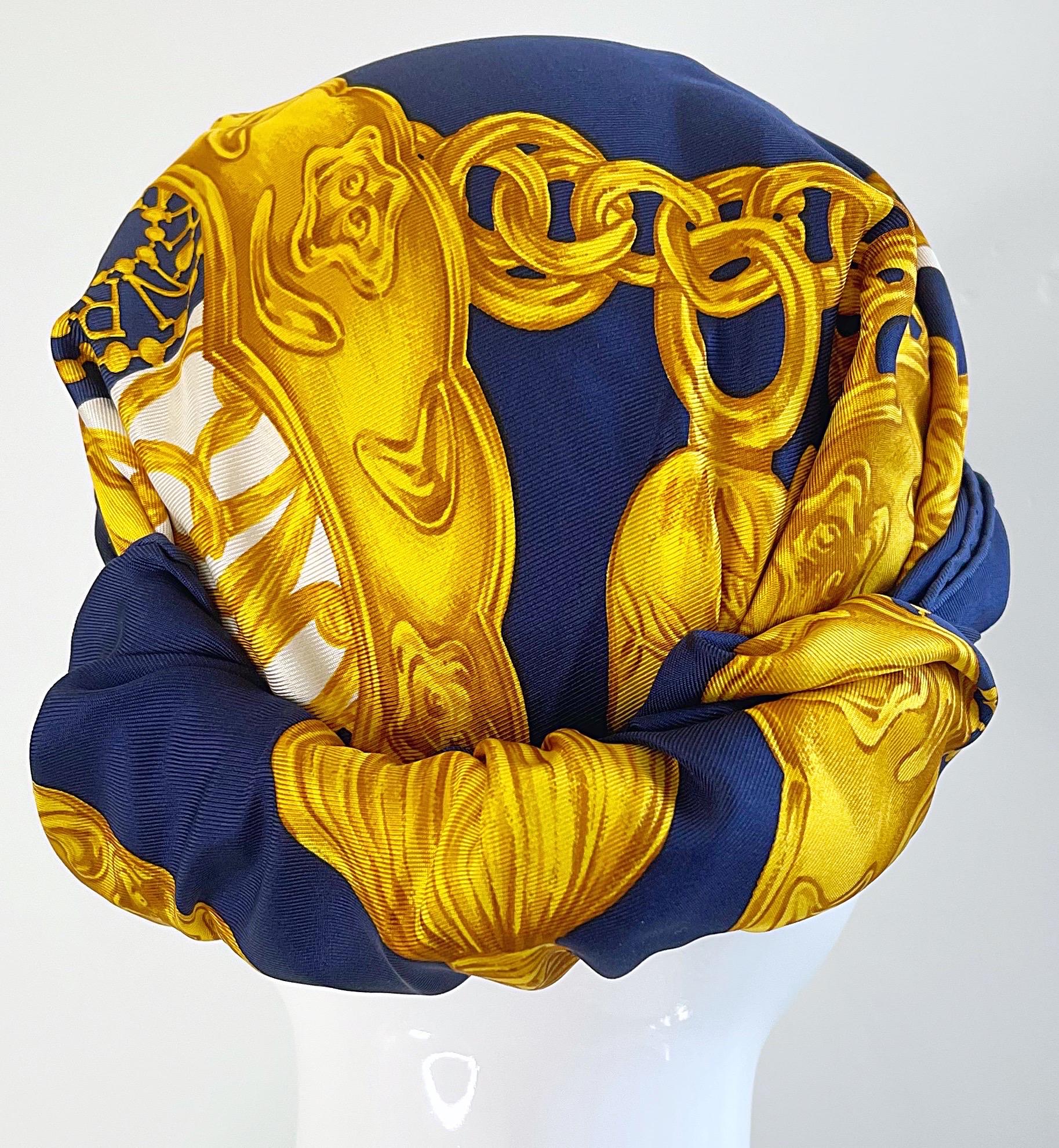 Nina Ricci - Grand bracelet à breloques en soie bleu marine et or, taille 34 x 34 en vente 3