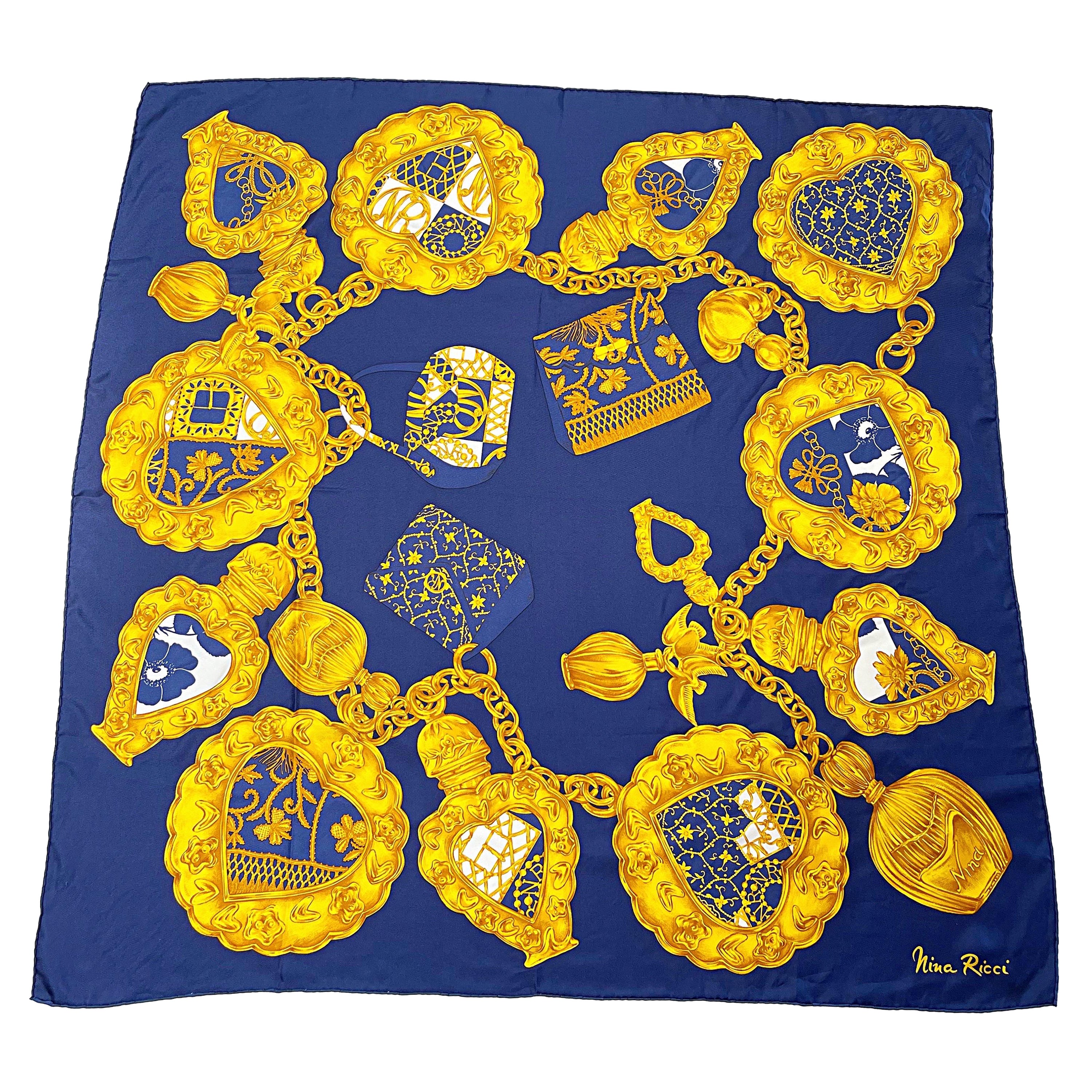 Nina Ricci - Grand bracelet à breloques en soie bleu marine et or, taille 34 x 34 en vente