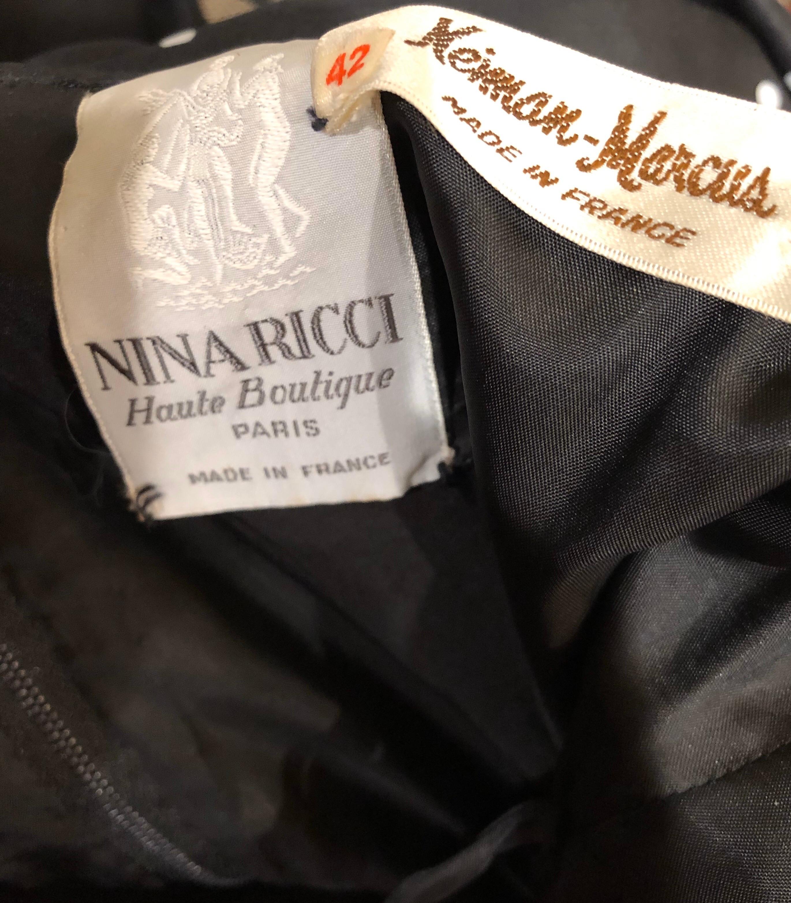 Sensationnelle robe de soirée sans manches en taffetas de soie à pois NINA RICCI Couture for NEIMAN MARCUS des années 1980 ! Whiting se compose d'un corps à pois noirs et blancs, de manches rouges à lèvres et d'un buste. Grand nœud rouge et rose vif