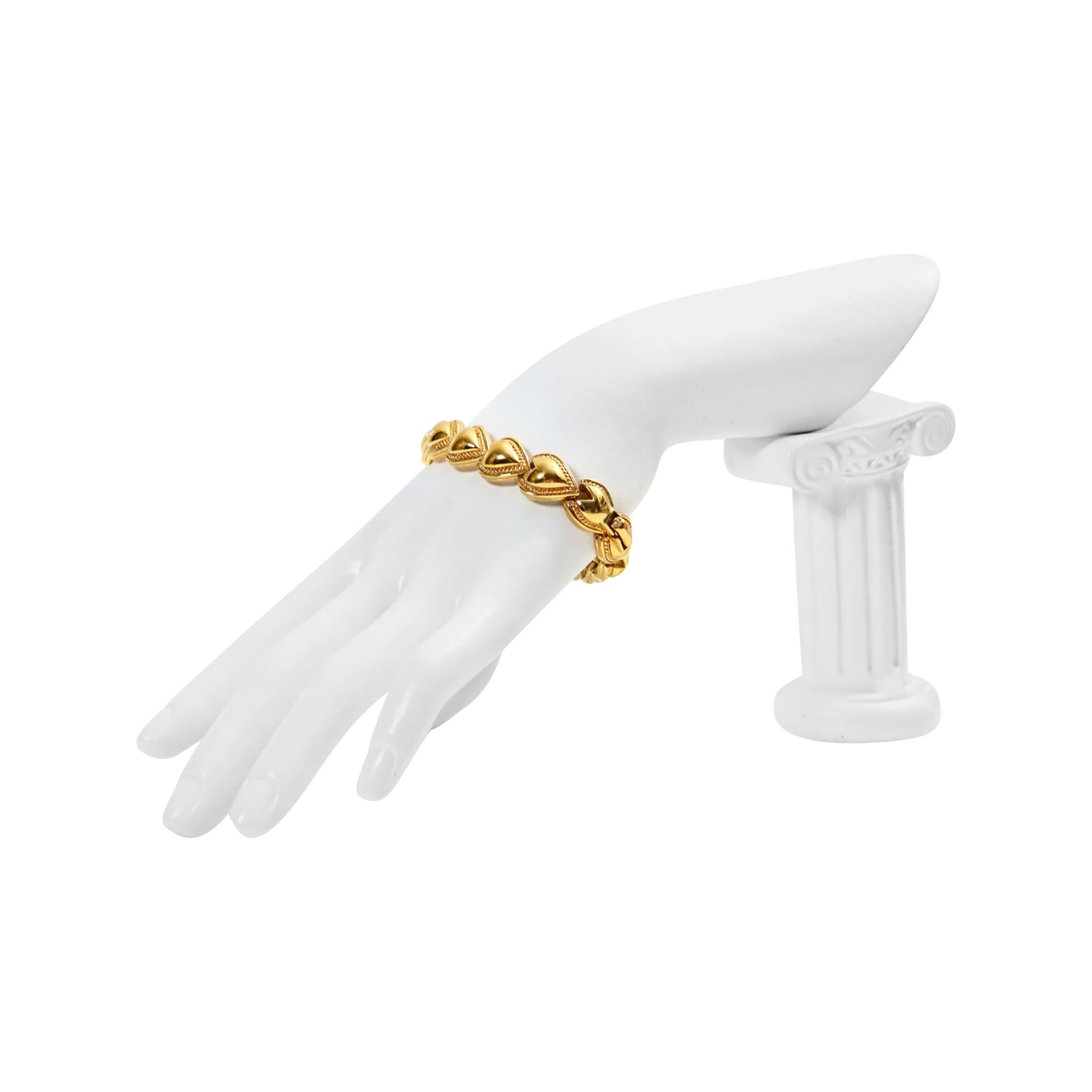 Vintage Nina Ricci Gold Links of Heart Bracelet, Circa 1980s. Les cœurs sont reliés les uns aux autres et un motif est gravé tout autour. Il s'agit d'un bracelet robuste et de bonne facture. Il serait parfait superposé à d'autres ou porté avec une