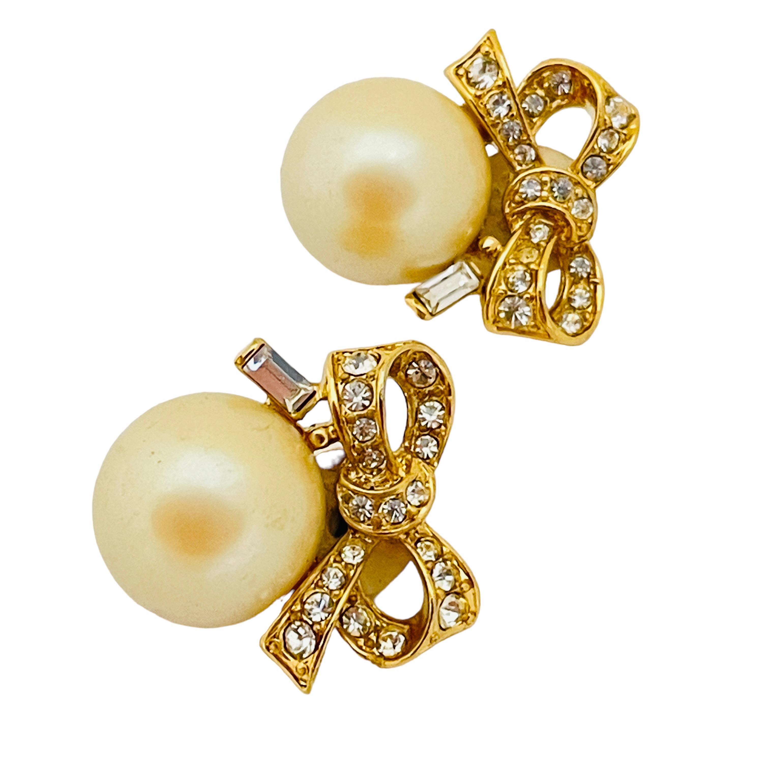 DETAILS

• signed NINA RICCI

• gold tone with faux pearl and rhinestones 

• vintage designer runway earrings

MEASUREMENTS

•

CONDITION 

• excellent vintage condition with minimal signs of wear

SKU 34


❤️❤️ VINTAGE DESIGNER JEWELRY ❤️❤️
❤️❤️