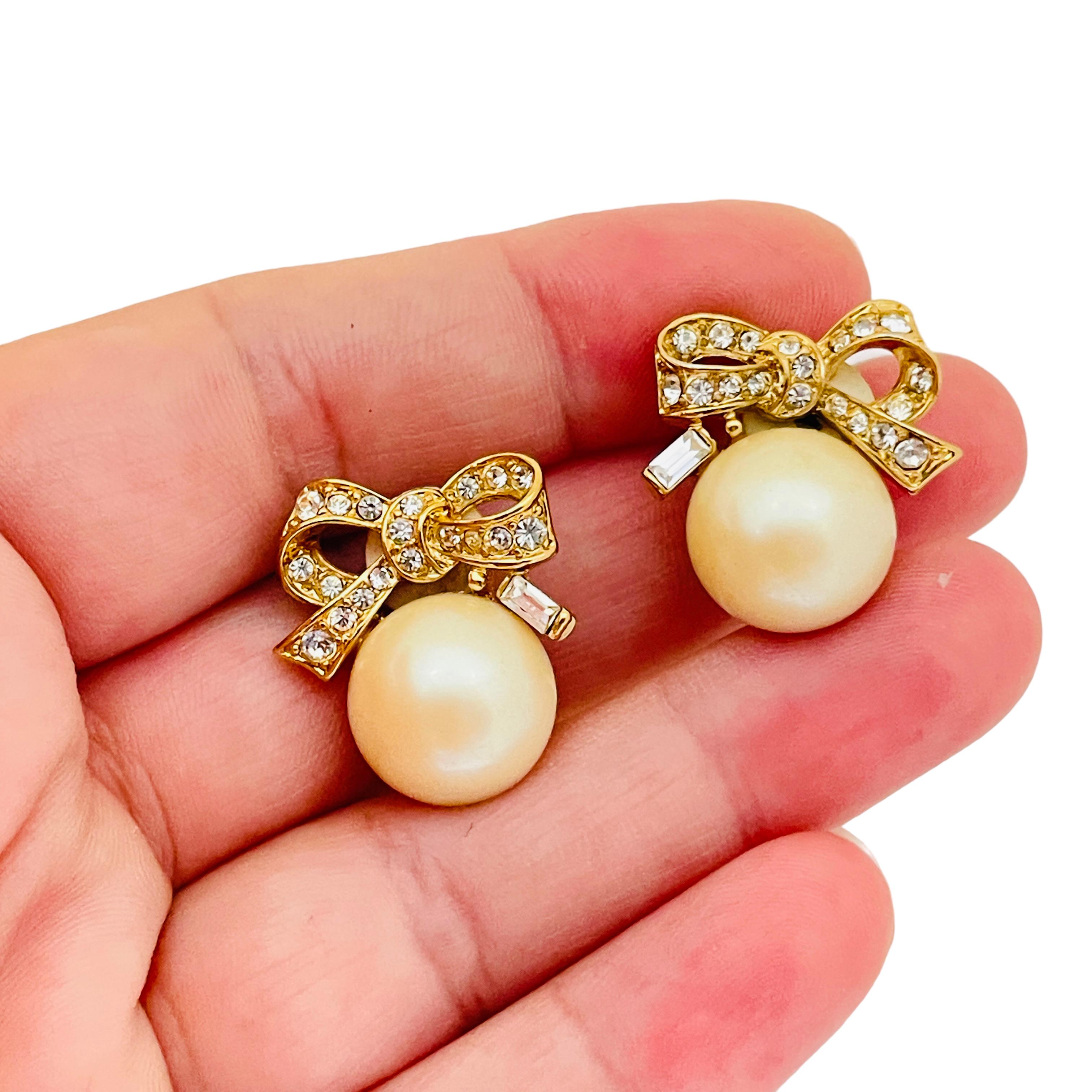 Vintage NINA RICCI gold pearl rhinestone bow designer runway clip on earrings  In Good Condition For Sale In Palos Hills, IL