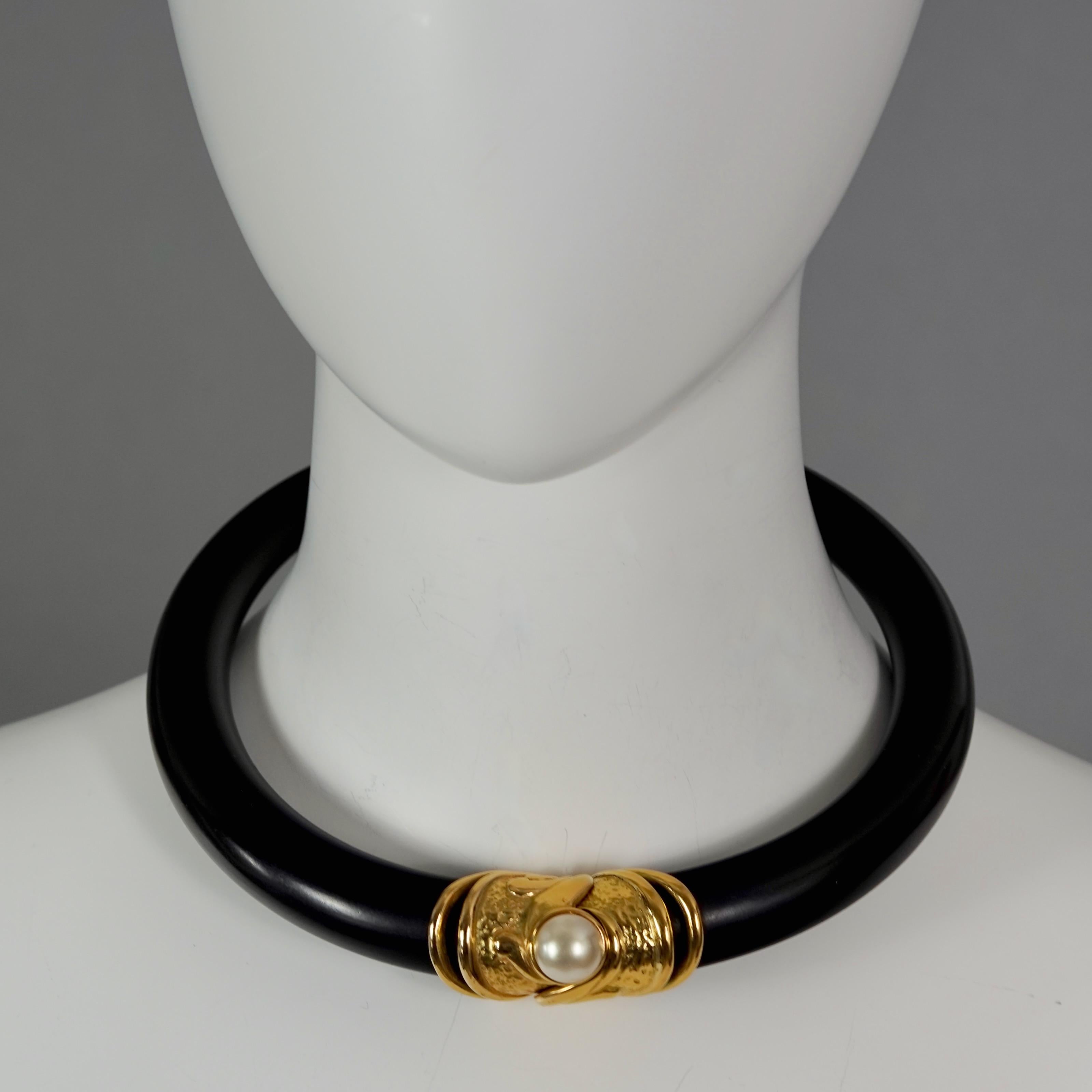 Vintage NINA RICCI Pearl Wood Illusion Resin Rigid Choker Necklace

NECKLACE
Height: 1.18 inches (3 cm)
Wearable Length: 14.96 inches (38 cm)
Depth: 0.67 inch (1.7 cm)

Features:
- 100% Authentic NINA RICCI.
- Black wood illusion resin choker with