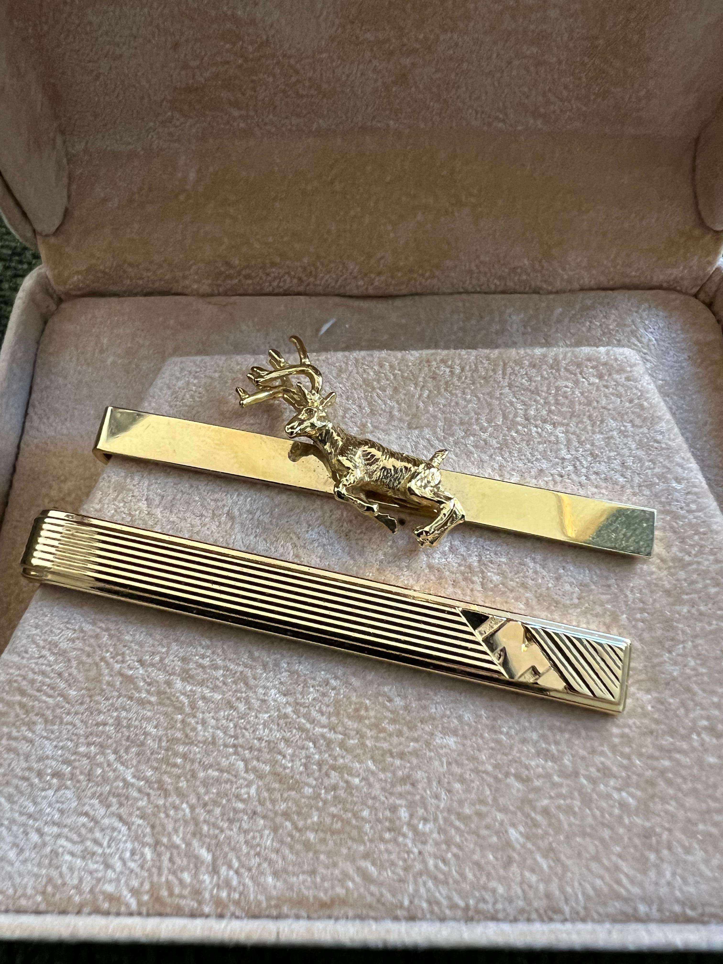 Vintage Nina Ricci Satz 2 Gold-Ton Krawatte Clips mit Logo CIRCA 1980 Original (Art déco) im Angebot