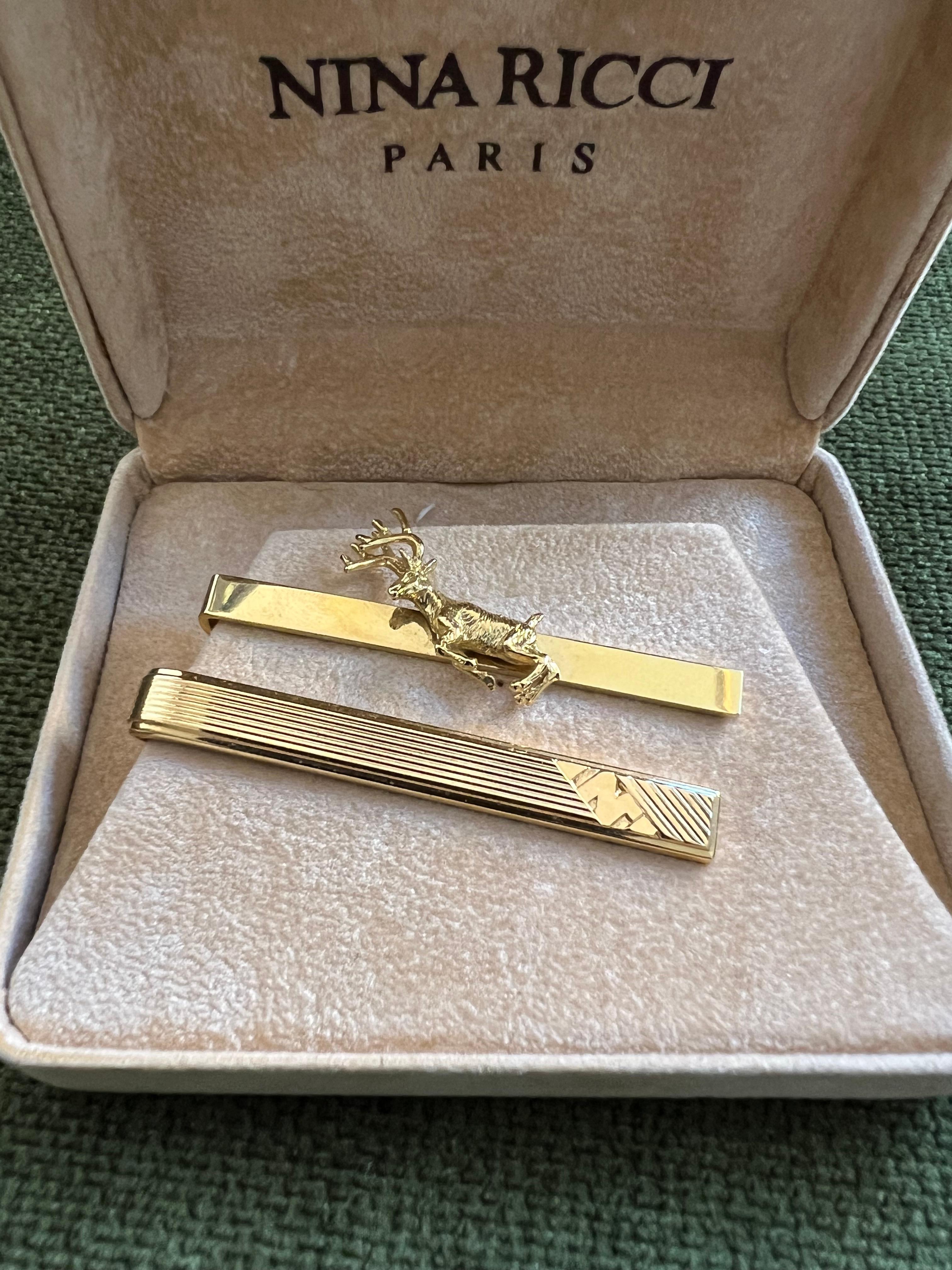 Vintage Nina Ricci Satz 2 Gold-Ton Krawatte Clips mit Logo CIRCA 1980 Original im Zustand „Hervorragend“ im Angebot in New York, NY