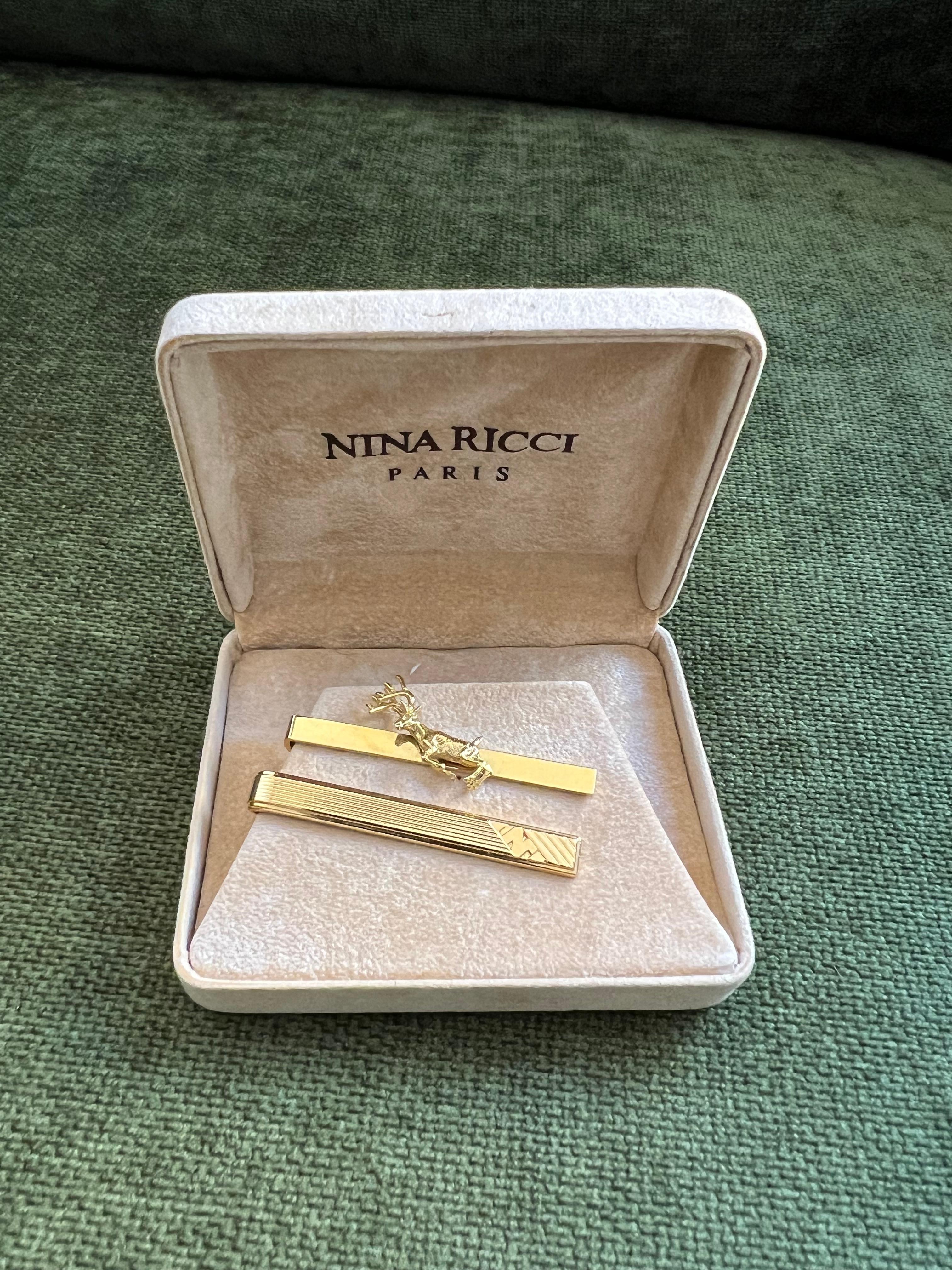 Vintage Nina Ricci Satz 2 Gold-Ton Krawatte Clips mit Logo CIRCA 1980 Original für Damen oder Herren im Angebot