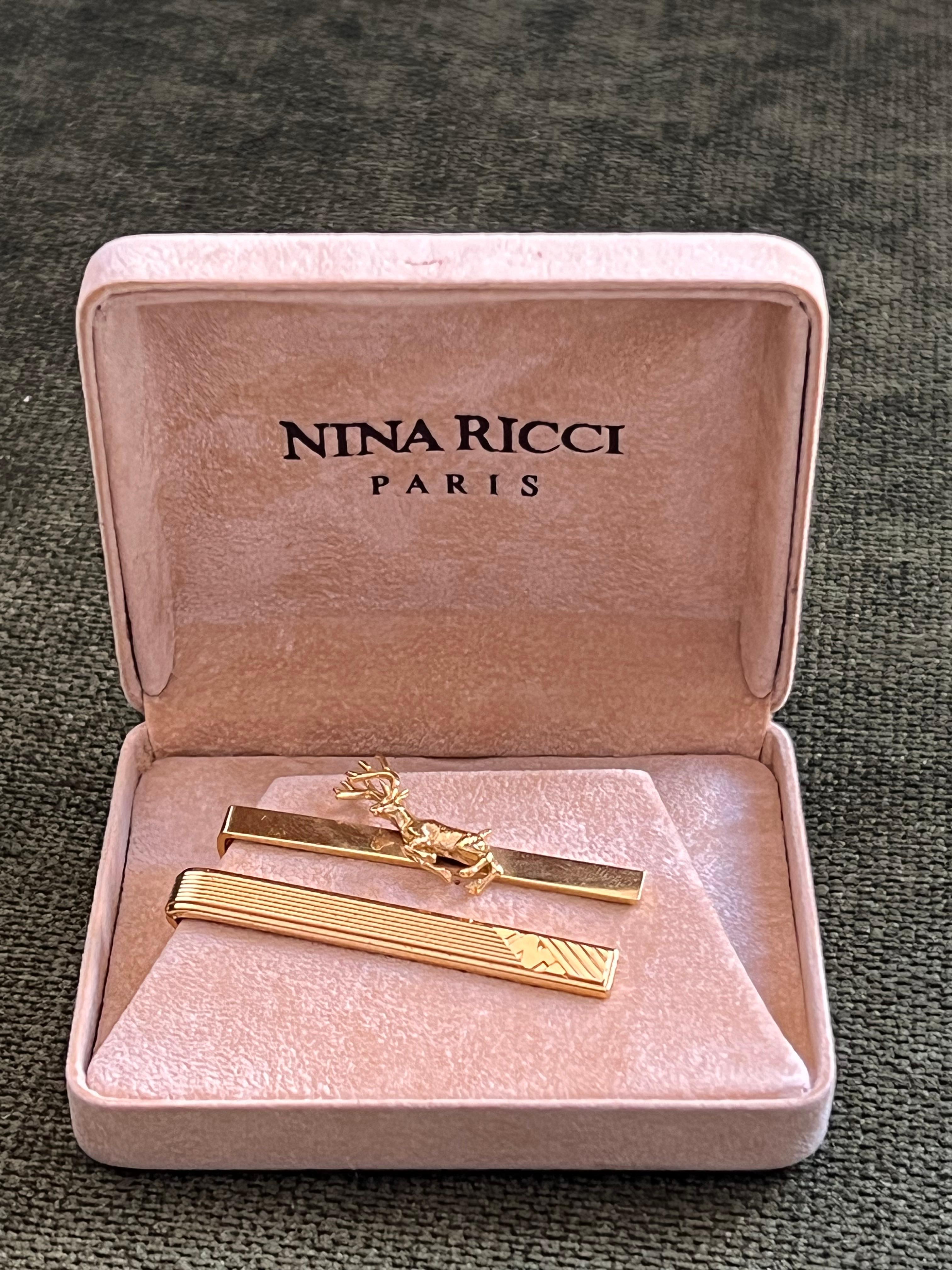Vintage Nina Ricci Satz 2 Gold-Ton Krawatte Clips mit Logo CIRCA 1980 Original im Angebot 1