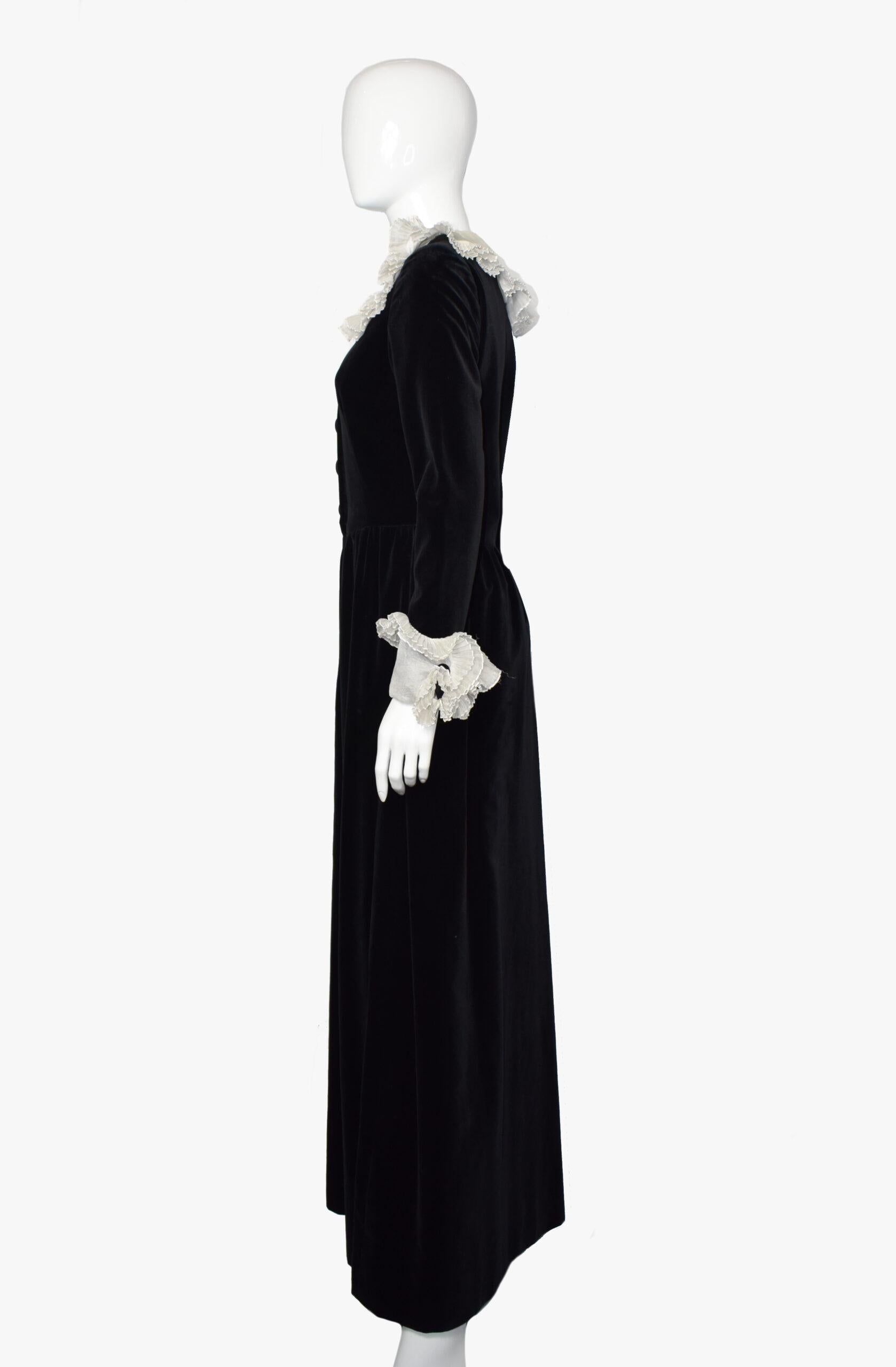 Vintage Nina Ricci Velvet Dress, 1980s In Good Condition For Sale In New York, NY
