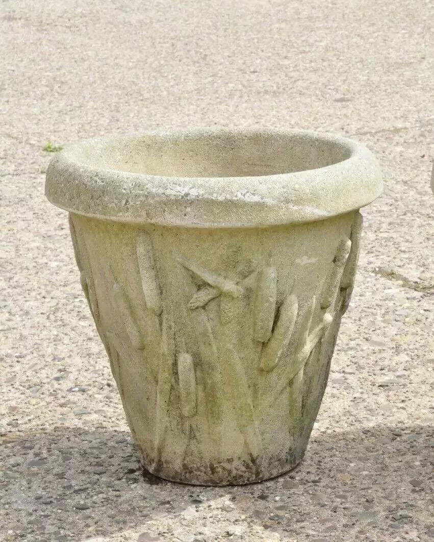 Vintage Nina Studio Maceta de cemento para jardín con hojas de espadaña y libélula de cemento en venta 3