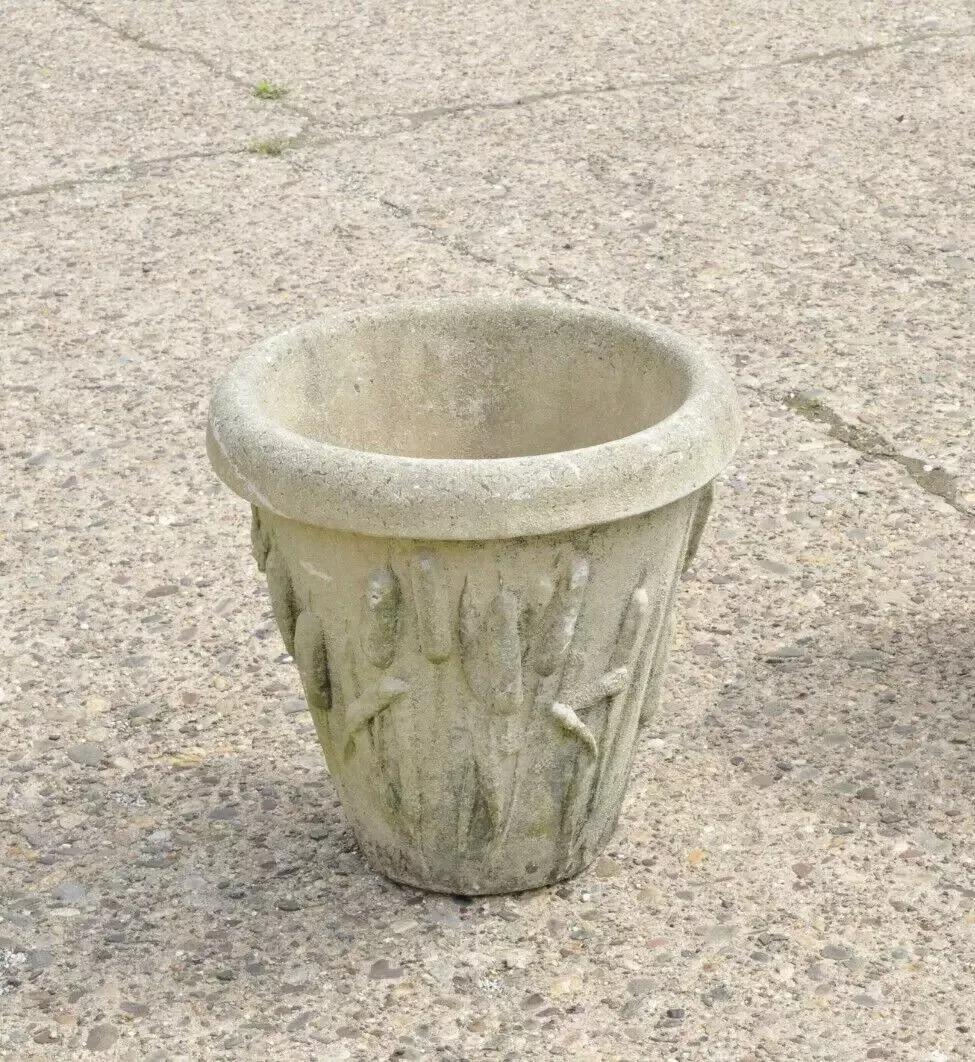 Maceta de cemento Vintage Dragonfly Cattail Leaf Garden Planter de Nina Studio. El artículo presentado tiene una forma grande impresionante, diseño Libélula, firmado 