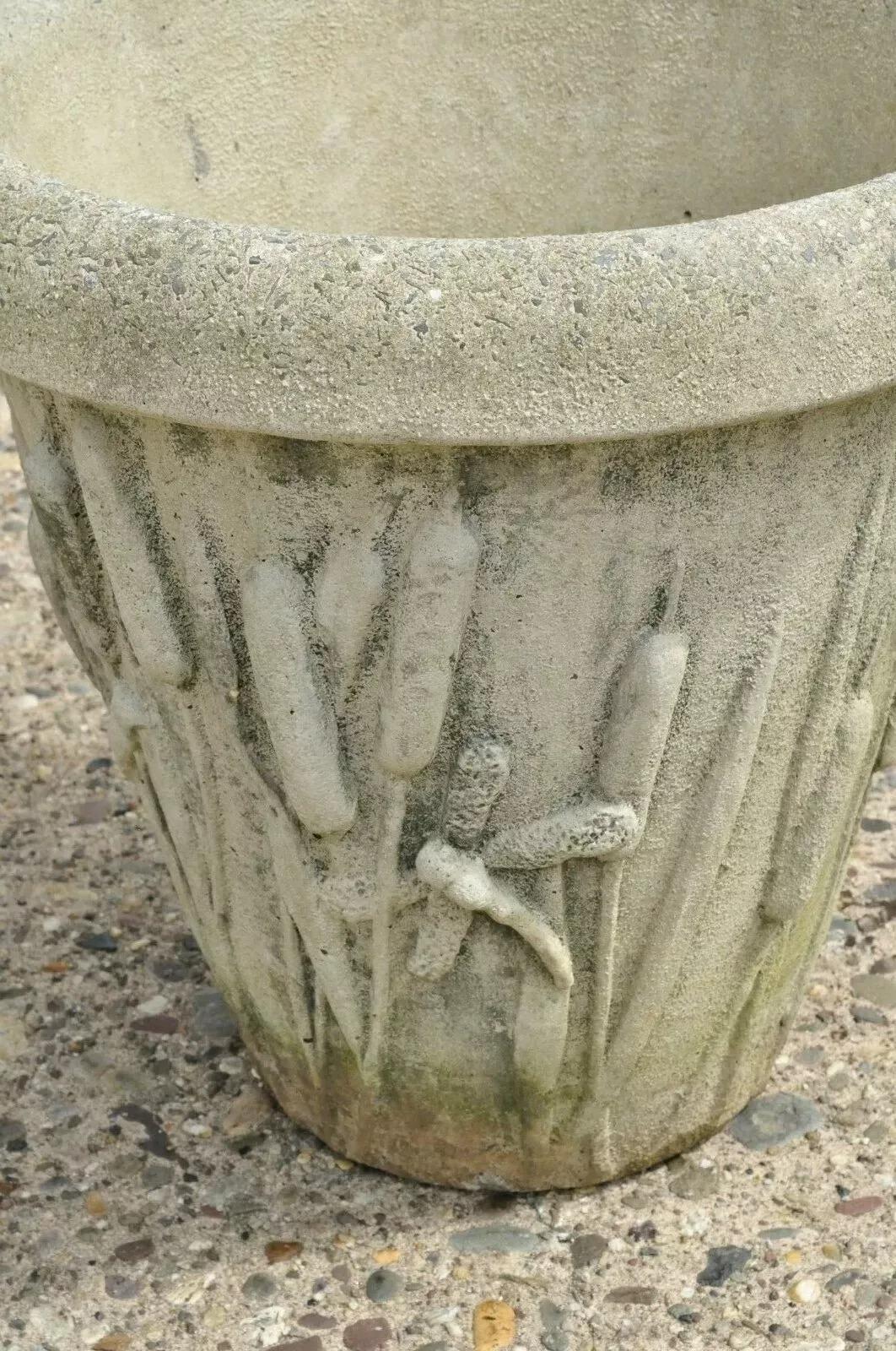 Vintage Nina Studio Maceta de cemento para jardín con hojas de espadaña y libélula de cemento en Bueno estado para la venta en Philadelphia, PA