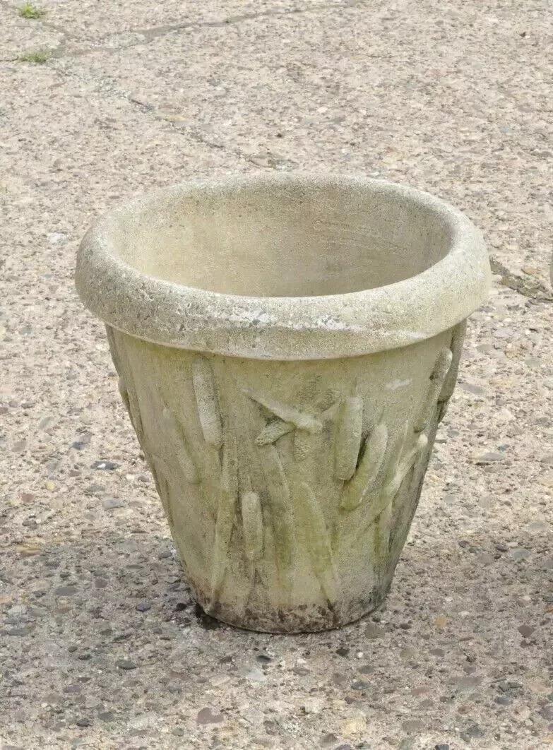 Vintage Nina Studio Maceta de cemento para jardín con hojas de espadaña y libélula de cemento en venta 2