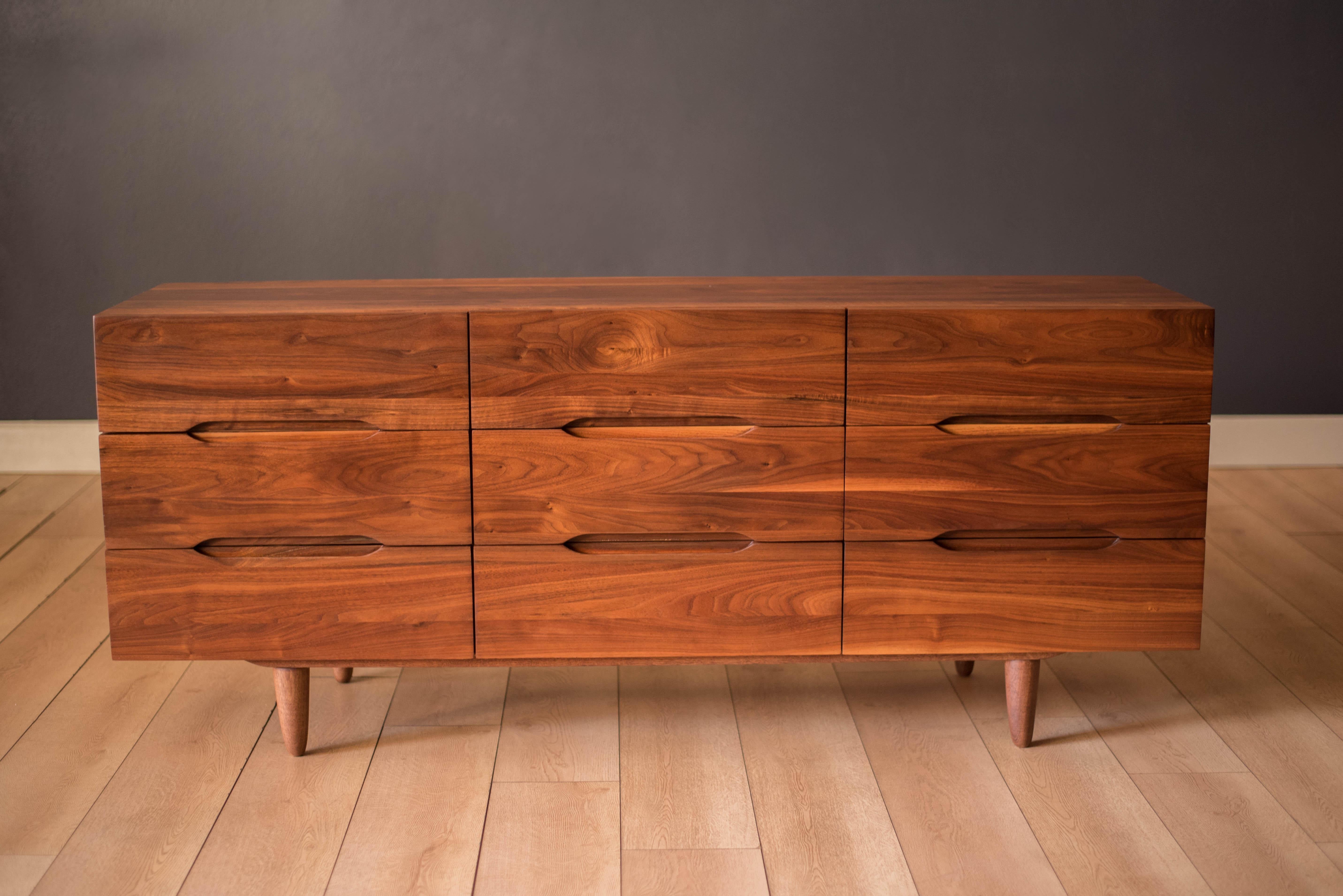 Mid Century Modern triple dresser in solid planked walnut circa 1960's. This piece features warm natural wood grains and sculpted inset handles. Offers plenty of storage including nine deep drawers.
  


Offered by Mid Century Maddist