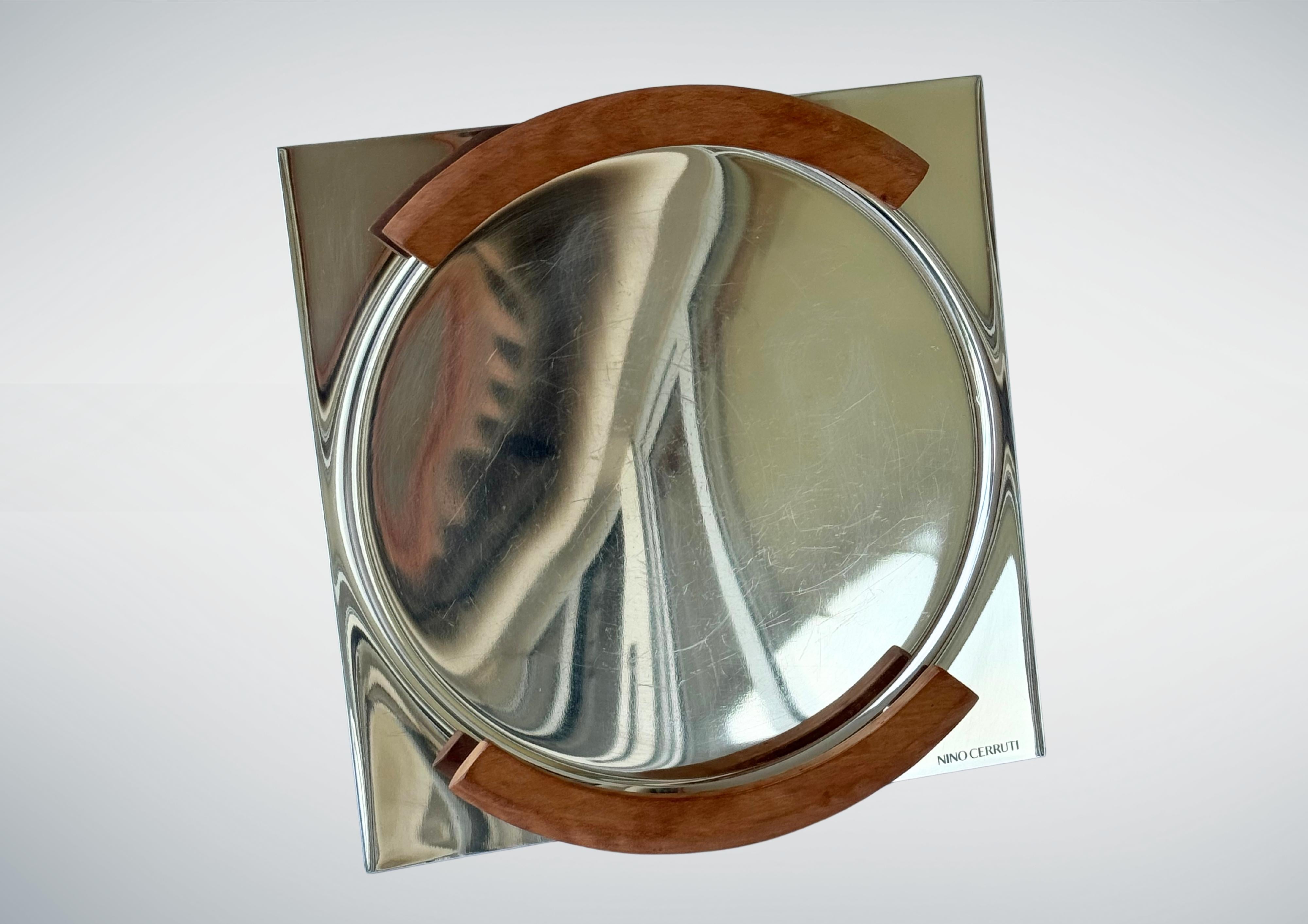 Bandeja de acero inoxidable y madera Vintage Nino Cerruti siglo XX en venta