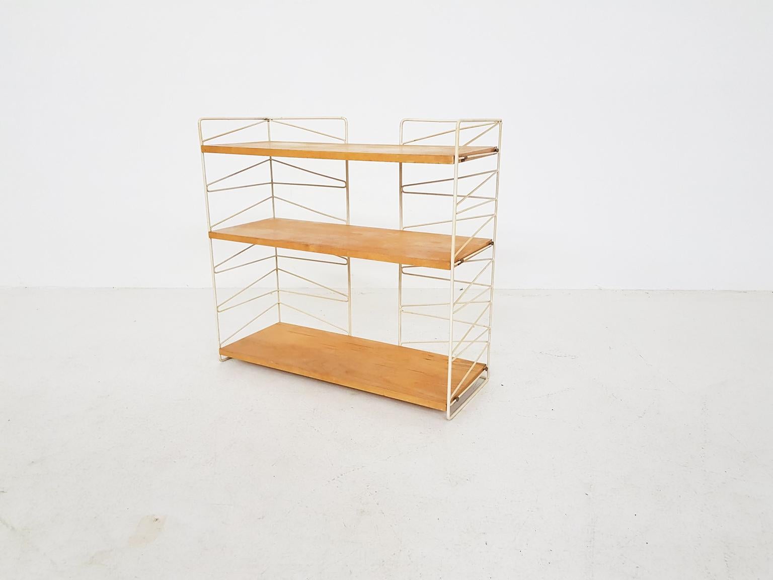 Vintage Nisse Strinning for string pinewood shelving system, Sweden, 1960s

This shelving system with its minimalistic looks, was designed by Swedish architect Nils “Nisse” and his wife Kajsa Strinning in 1949.

White metal risers with three