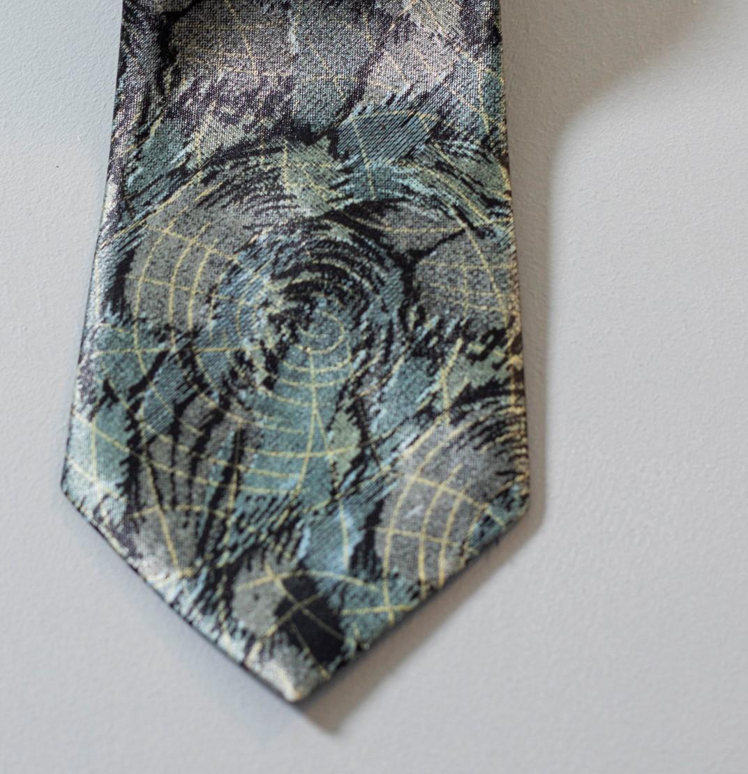 Elegant and refined tie designed by Noble, made of silk. A tie of timeless elegance, decorated with shades of dark tones, ideal for a formal evening for a business dinner. we recommend combining it with a white shirt and a dark suit.
