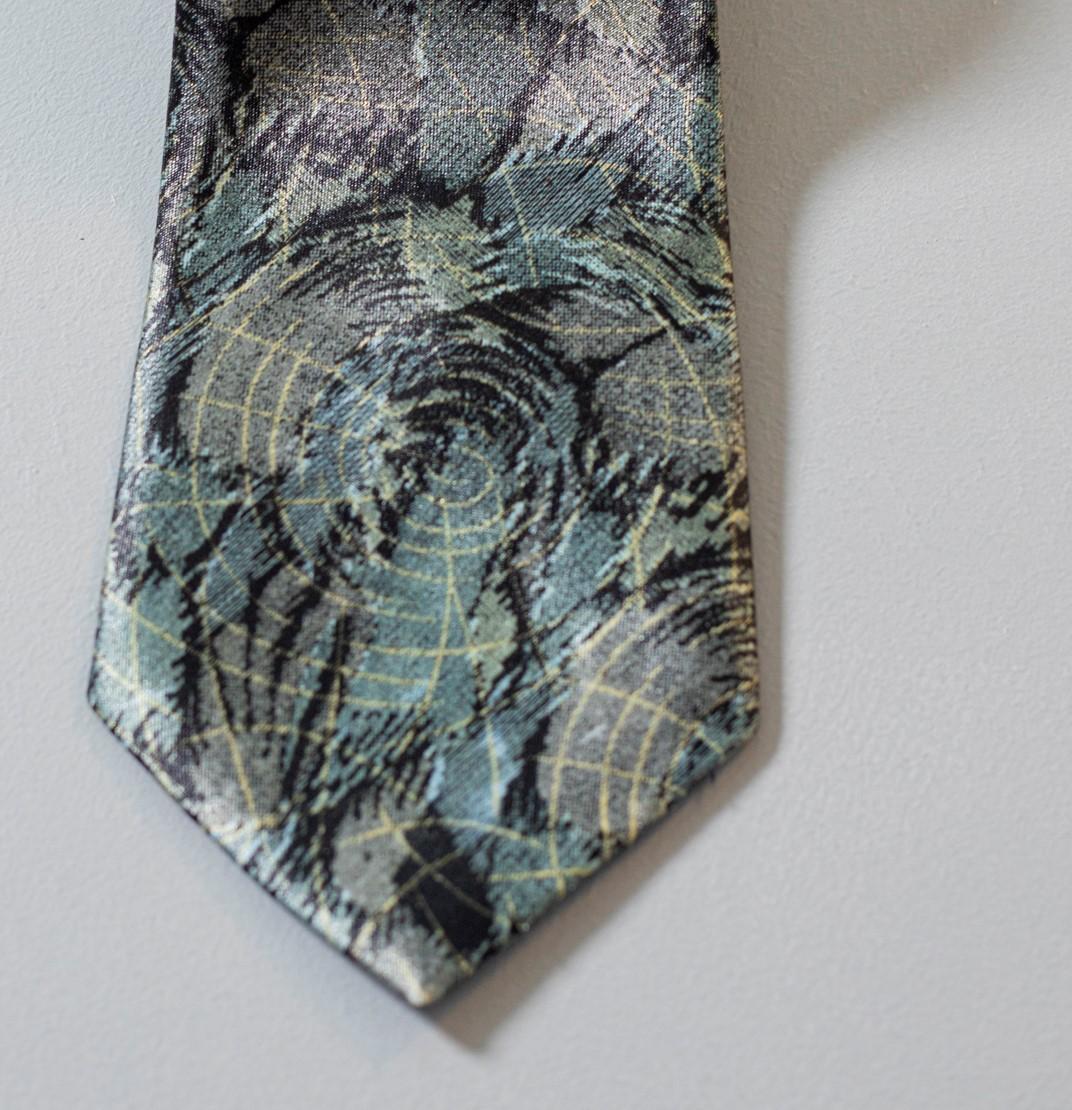 Cravatta elegante e raffinata disegnata da Noble, realizzata in seta. Una cravatta dall'eleganza senza tempo, decorata con sfumature di toni scuri, ideale per una serata formale per una cena di lavoro. ti consigliamo di abbinarla a una camicia