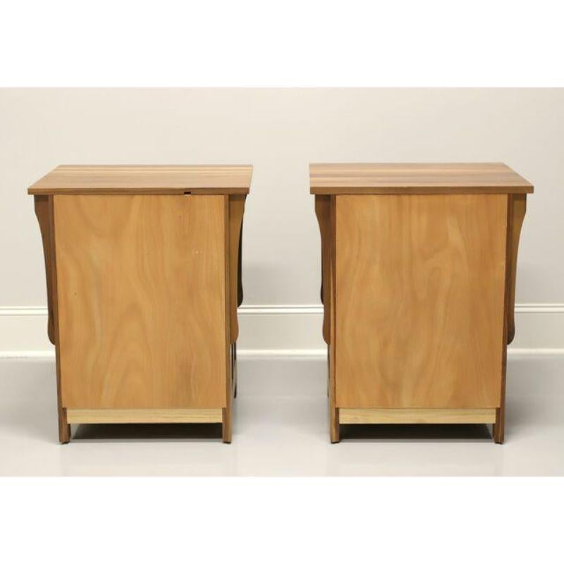 Américain Paire de tables de nuit Mission Arts & Crafts en cèdre massif - Mobilier noble