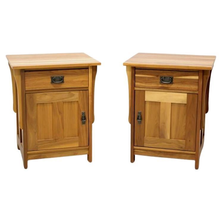 Paire de tables de nuit Mission Arts & Crafts en cèdre massif - Mobilier noble