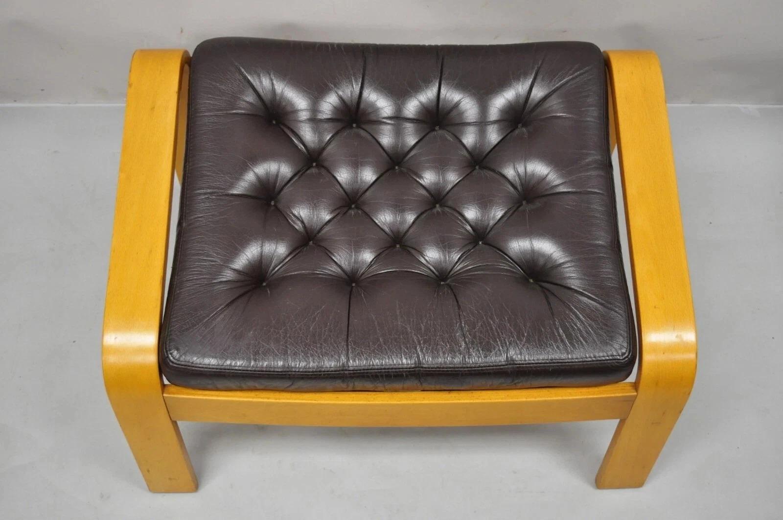 Pouf d'epoca Noboru Nakamura Poang per Ikea in pelle marrone Bentwood. L'articolo è caratterizzato da un cuscino in pelle marrone con inserti, struttura in legno curvato, bellissime venature del legno, linee pulite e moderniste, grande stile e