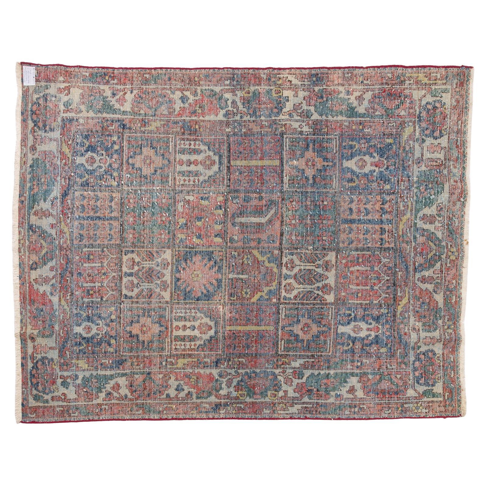 - A typical oriental nomadic carpet, with a mosaic design, full of colors and stylized flowers.  It's a sturdy carpet, wool on cotton, to set everywhere: beautiful in the hall.
On a carpet headboard part of the frame is missing, but I took this into