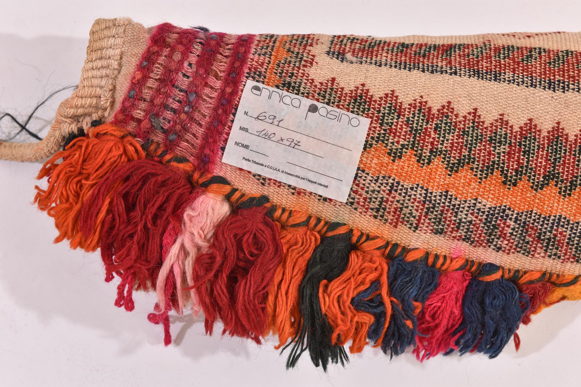 Nr. 691 - Aus meiner Privatsammlung -
Einfache Nomadensattel mit kleinen polychromen 