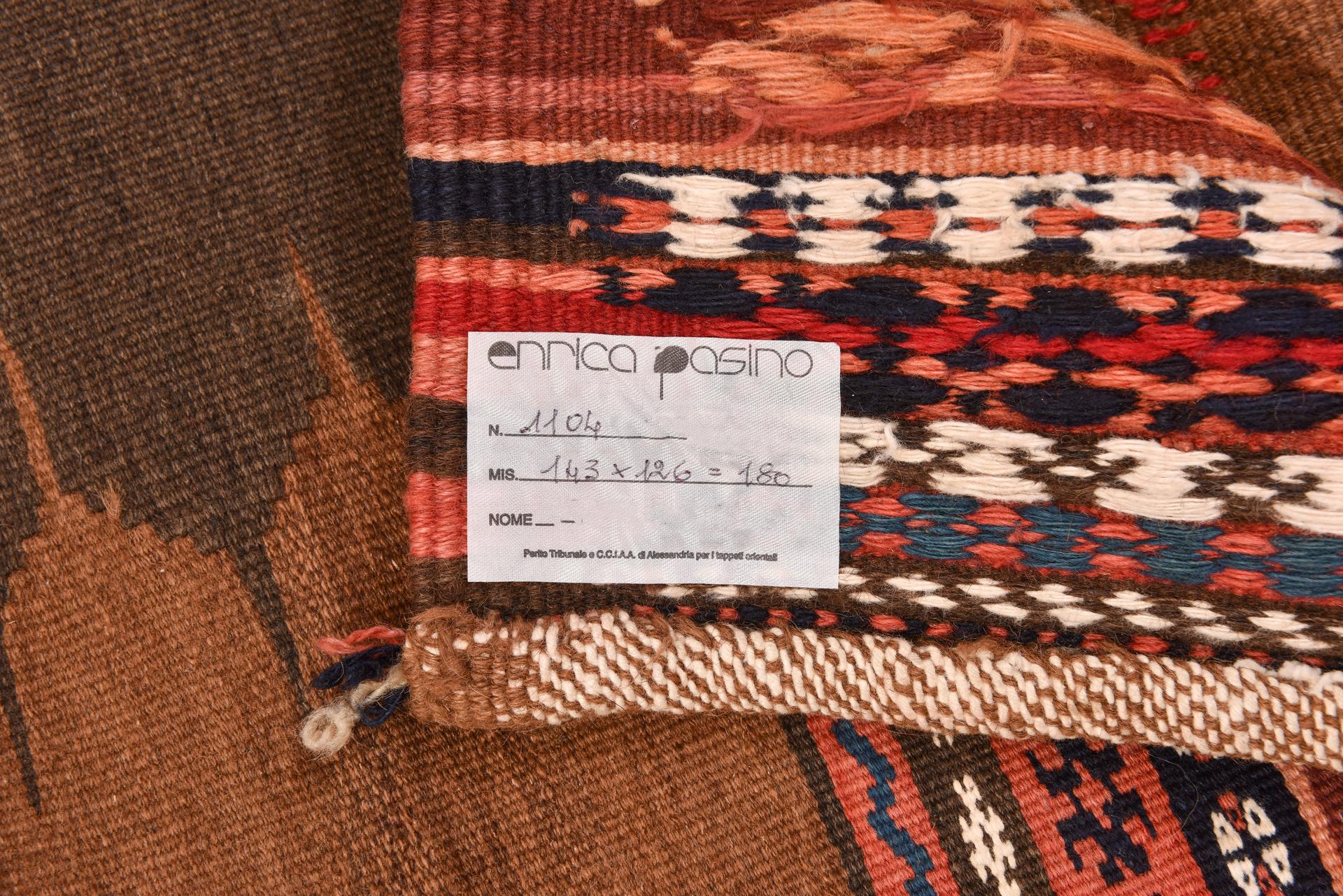 nr. 1104 - Collection privée ------
Magnifique et rare nappe d'une tribu nomade d'Asie centrale.  l'aspect sobre, presque sévère des couleurs, met en valeur les deux bandes latérales d'une grande finesse de réalisation.
Il faisait partie de la dot