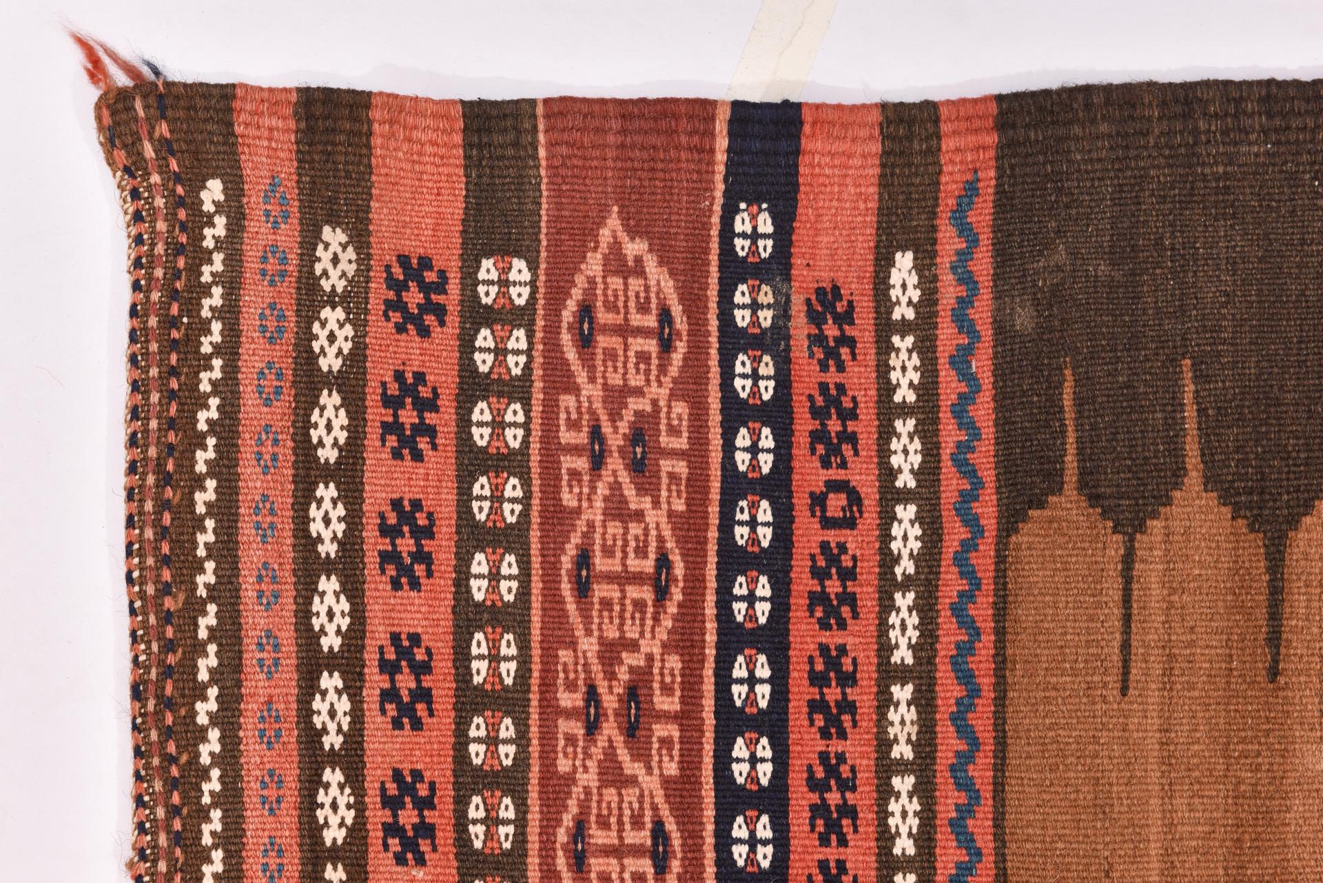 Tissé à la main Tapis de table nomade vintage de collection privée en vente