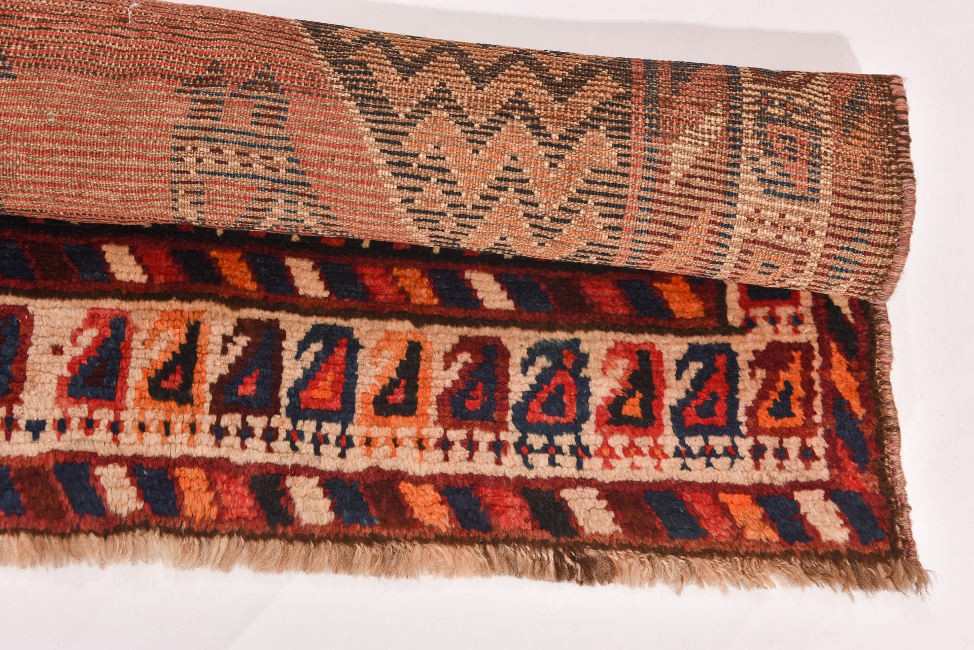 Tapis nomade vintage avec paons en vente 3