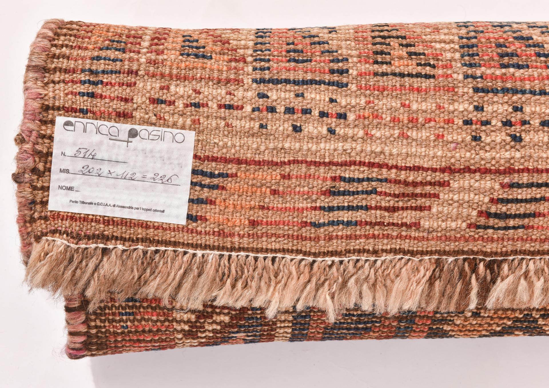 nr. 514 - Collection privée ----------
Un autre tapis nomade de ma collection privée. Elle comporte quatre paons au centre avec la queue caractéristique, symbole de noblesse et de grandeur.
Produit typique des nomades d'Asie centrale.