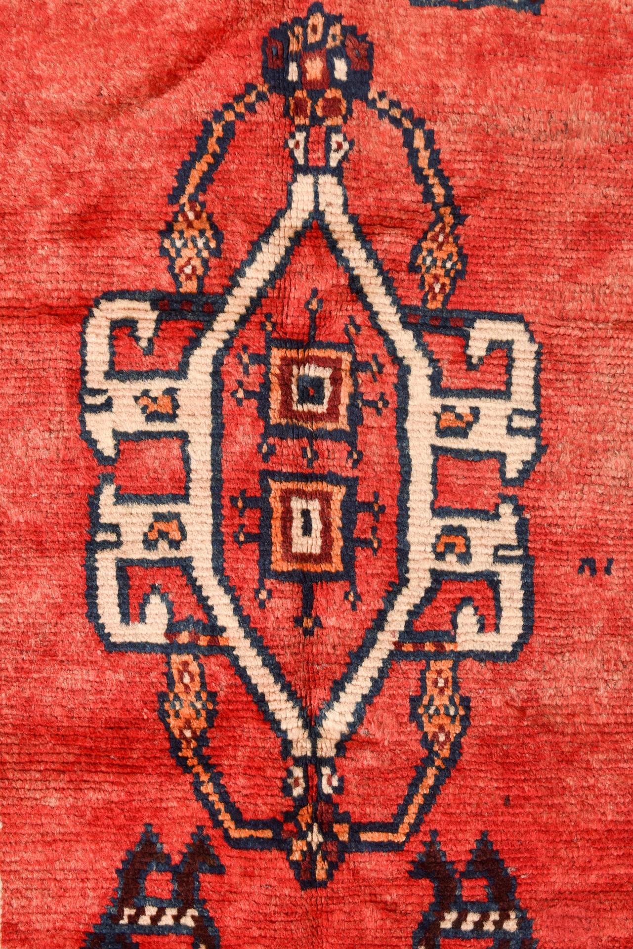 Noué à la main Tapis nomade vintage avec paons en vente