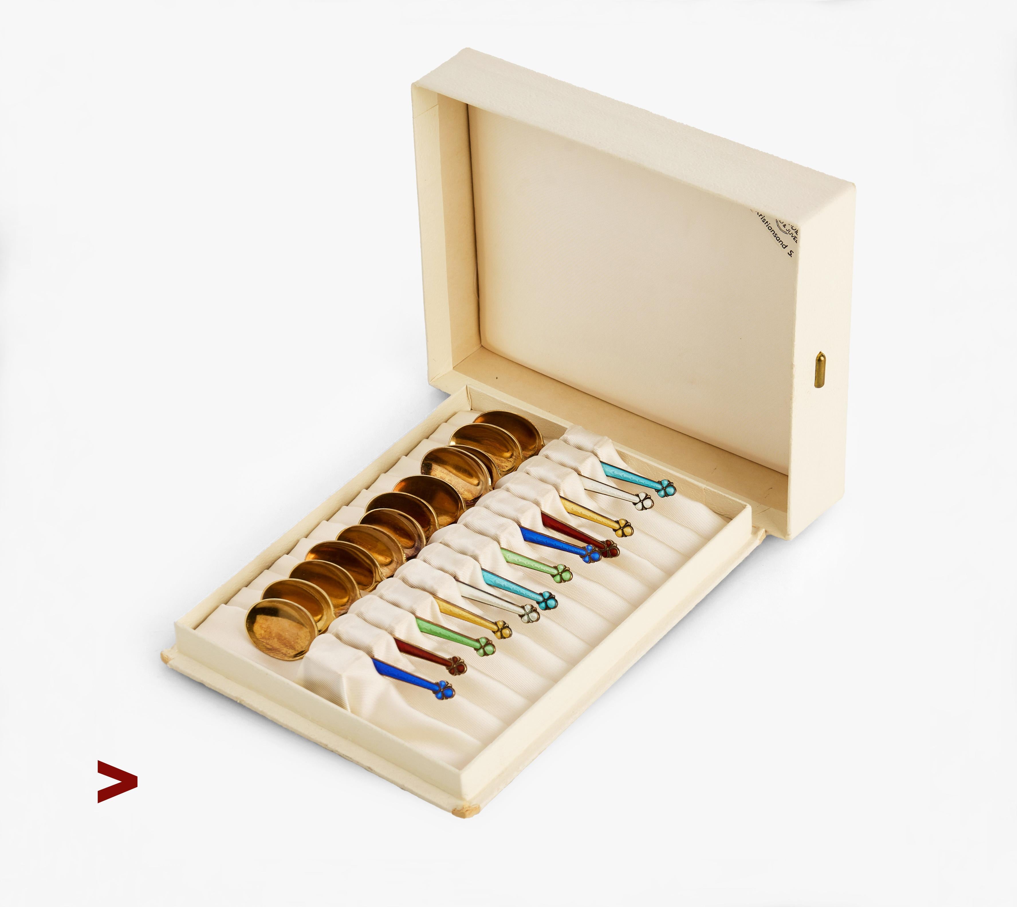 
Set vintage di cucchiaini da tè/gelato in argento massiccio dorato 925, decorati con smalti Guilloche traslucidi sui manici e con estremità a forma di quadrifoglio.  Realizzato a mano nel laboratorio di A.Holmsen a Oslo, Norvegia, tra gli anni '30