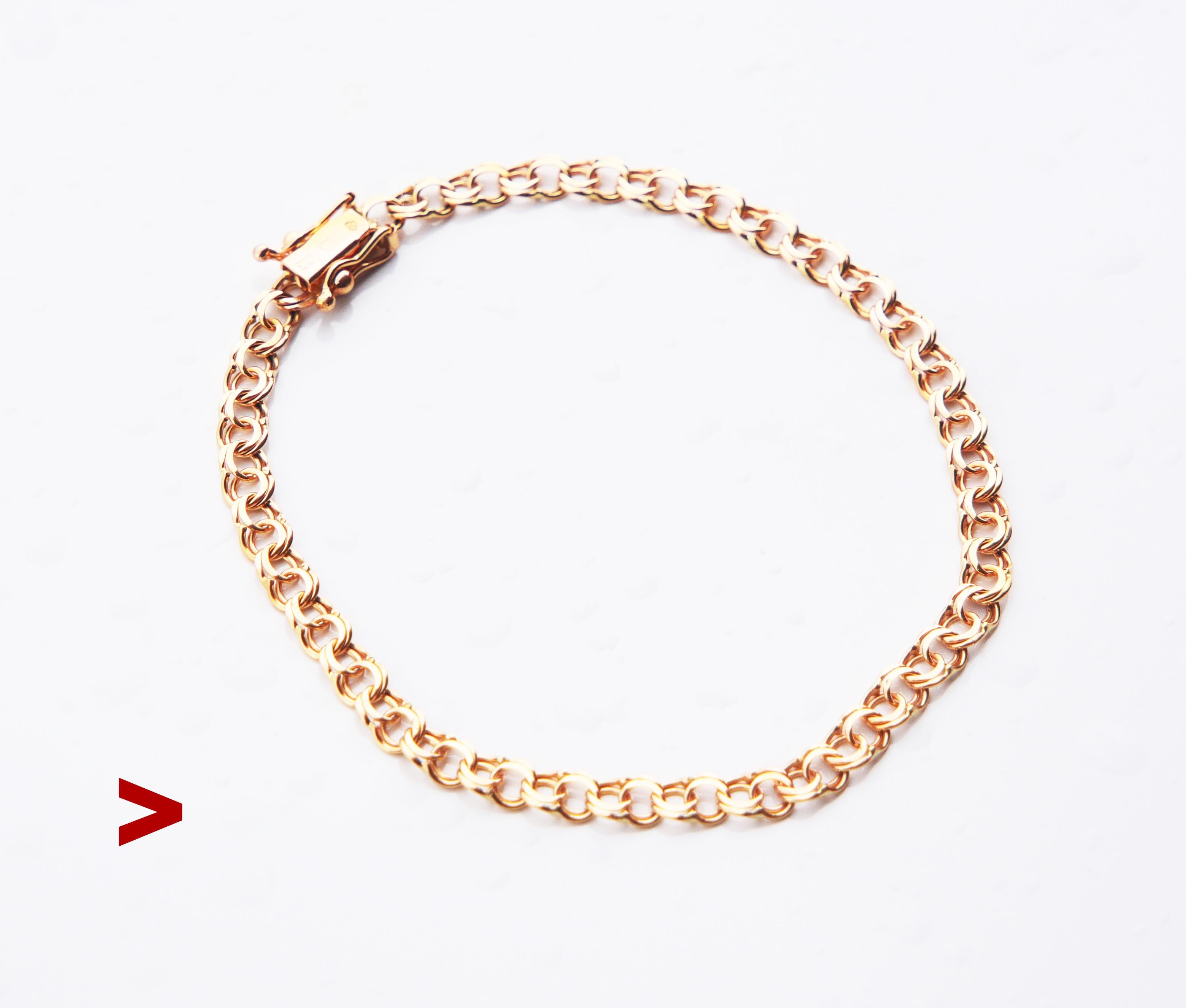 Nordisches Kettenarmband mit sicherem V - Verschluss. Schwedische Standardpunzen, 18K Gold, keine Jahresstempel, hergestellt ca. 1930er -1950er Jahre.

18,5 cm lang und 4 mm breit. Gewicht : 5,32 gr.

In bestem gebrauchten Zustand. 



>


Die